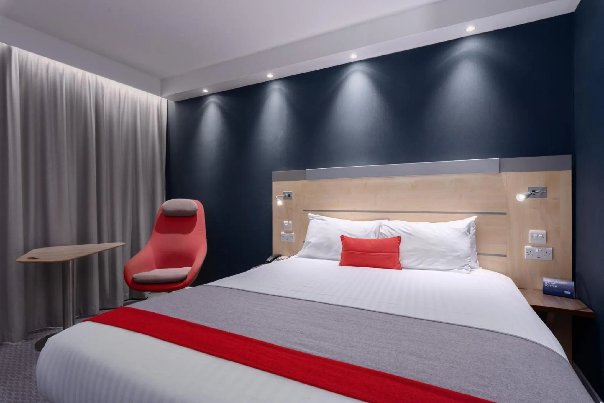 Photo of the whole room, Bed in Holiday Inn Express Burnley M65 Jct 10 by IHG