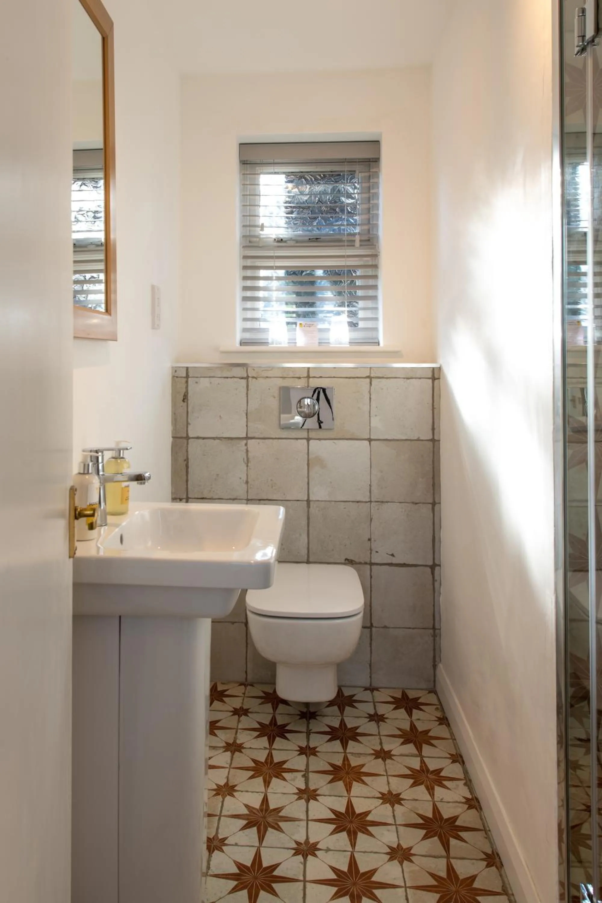 Bathroom in Cottage Lodge Hotel