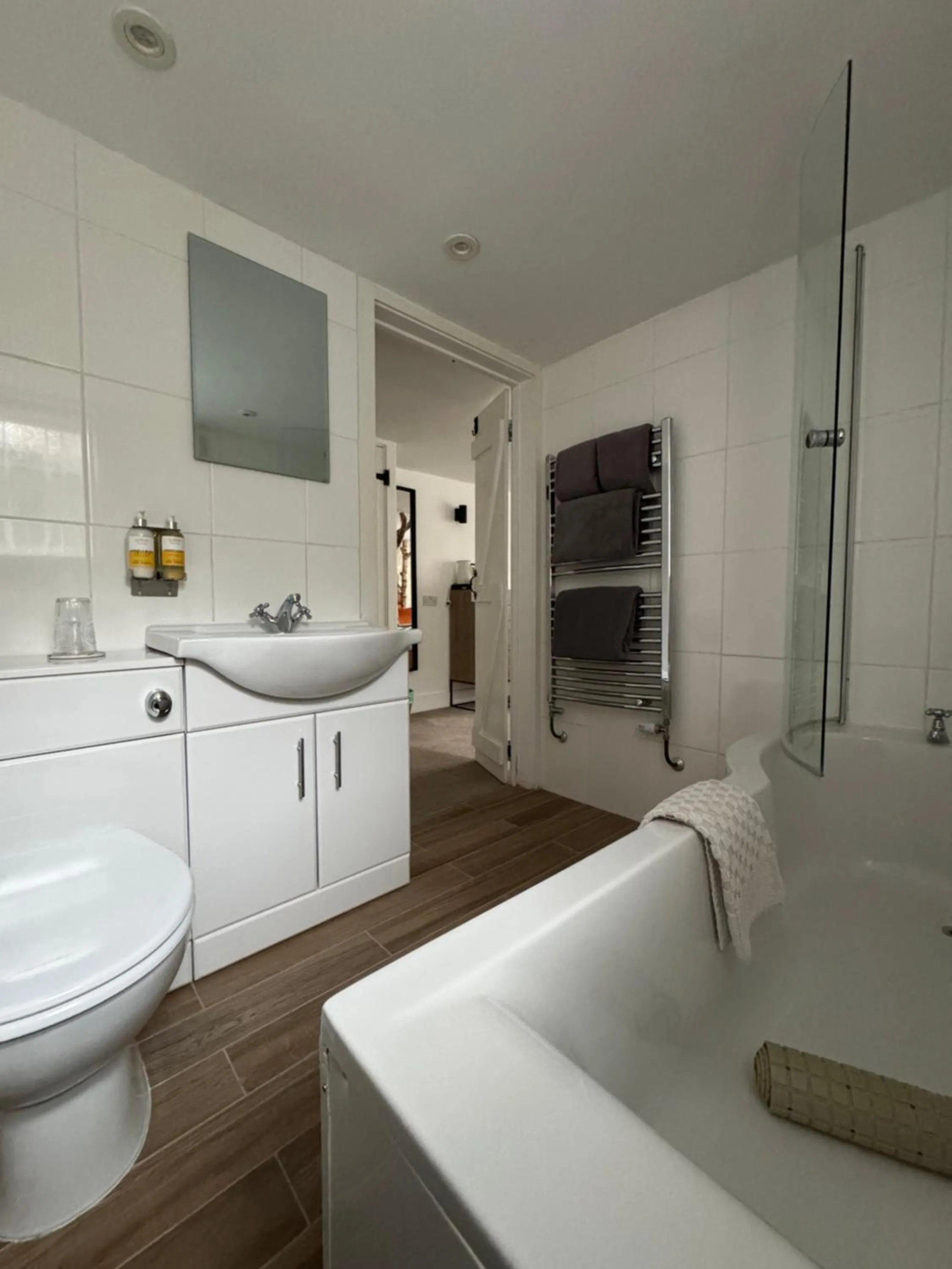 Bathroom, Bed in Cottage Lodge Hotel