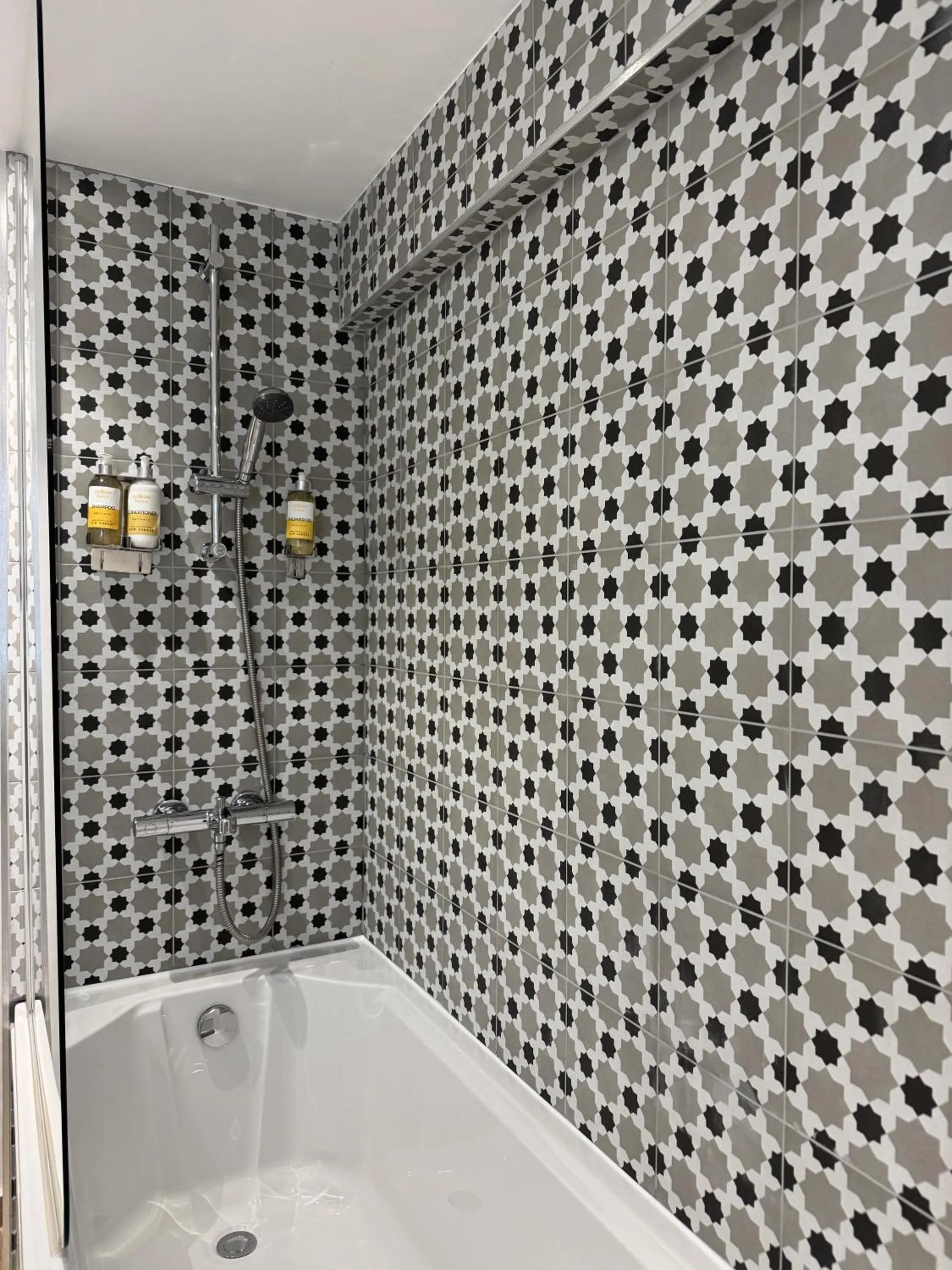 Bathroom in Cottage Lodge Hotel