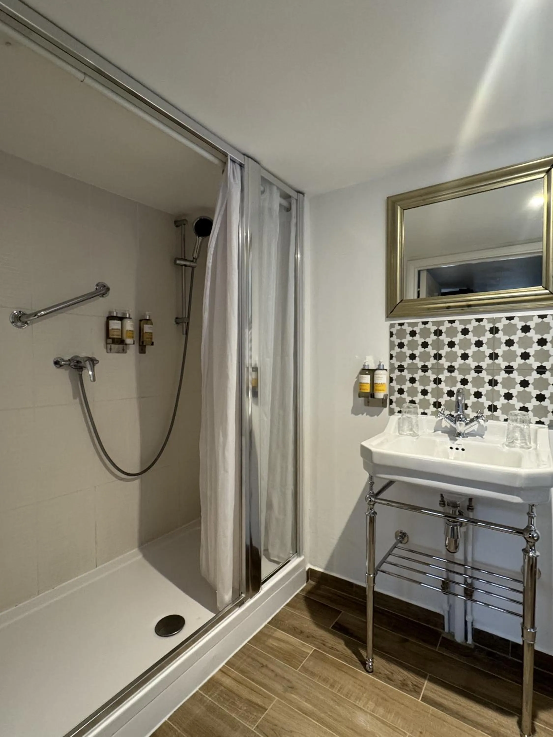 Bathroom in Cottage Lodge Hotel