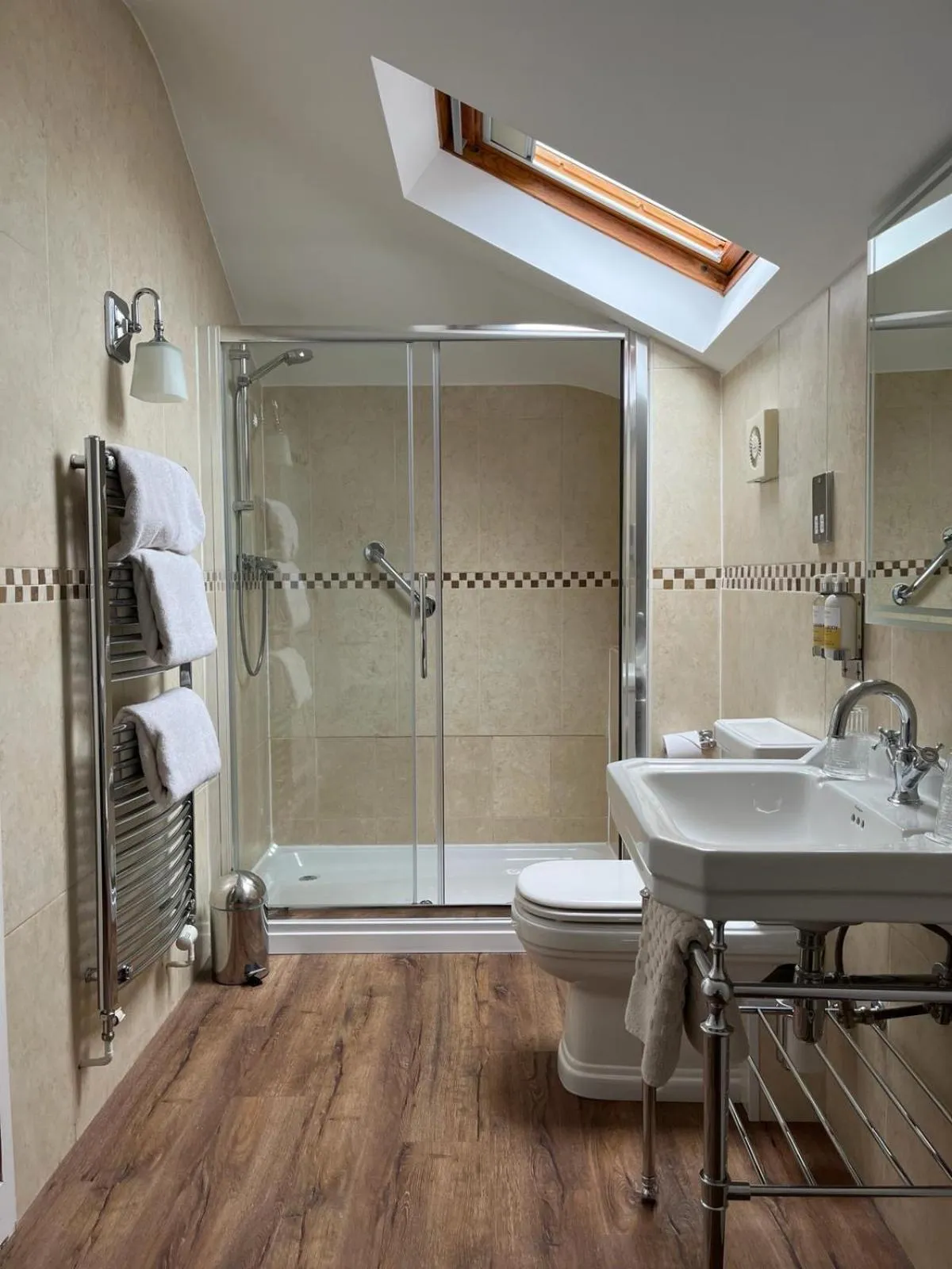 Bathroom in Cottage Lodge Hotel