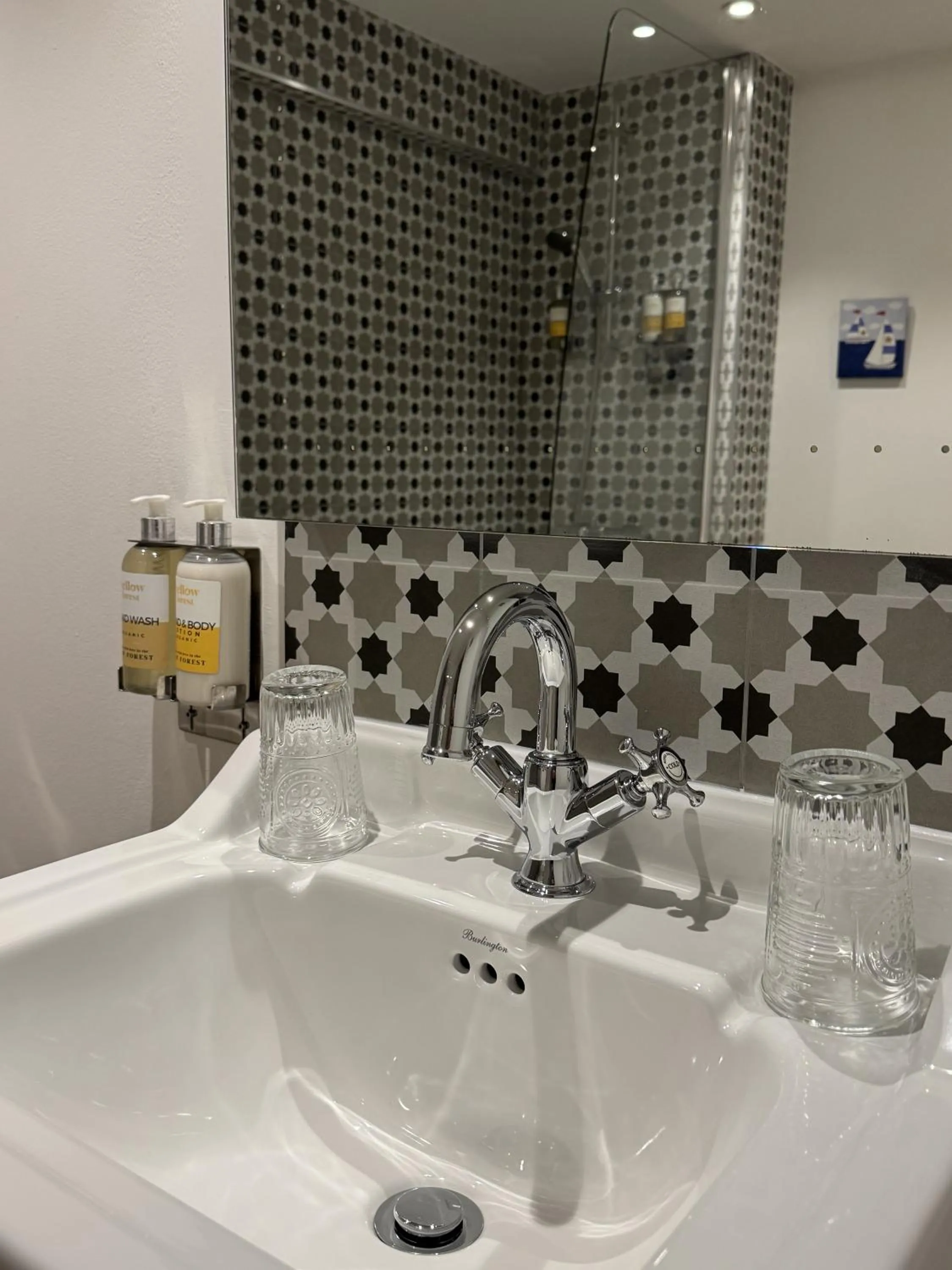 Bathroom in Cottage Lodge Hotel