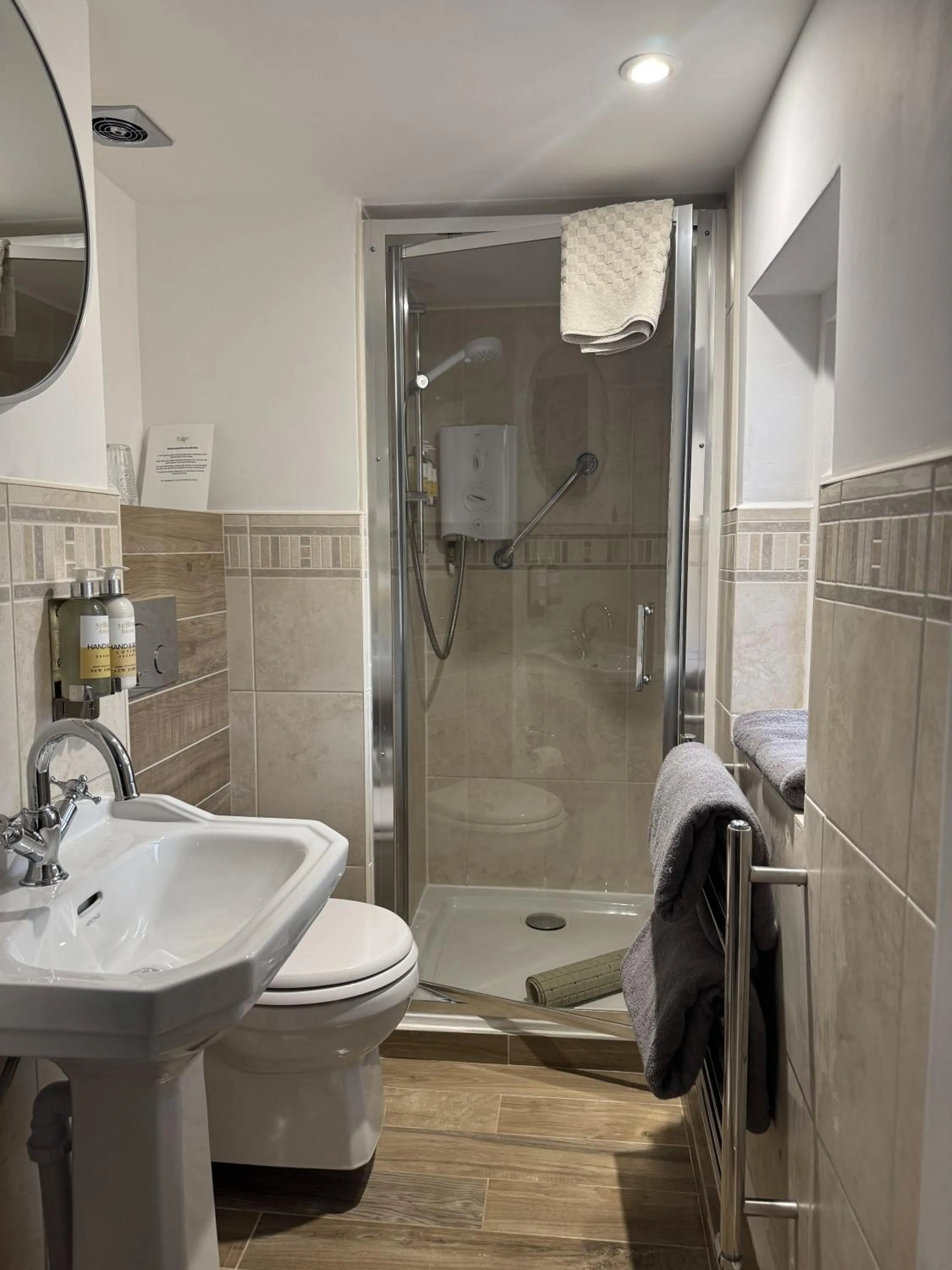 Shower in Cottage Lodge Hotel