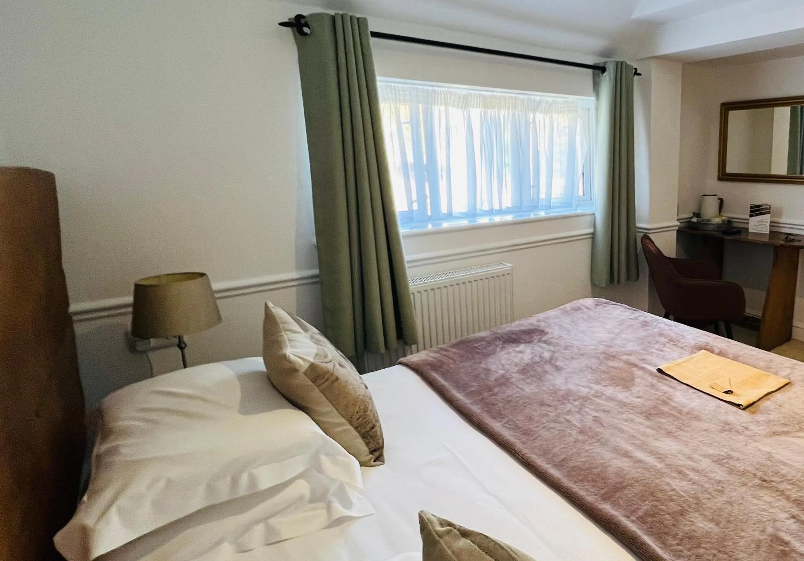 Bedroom, Bed in Cottage Lodge Hotel