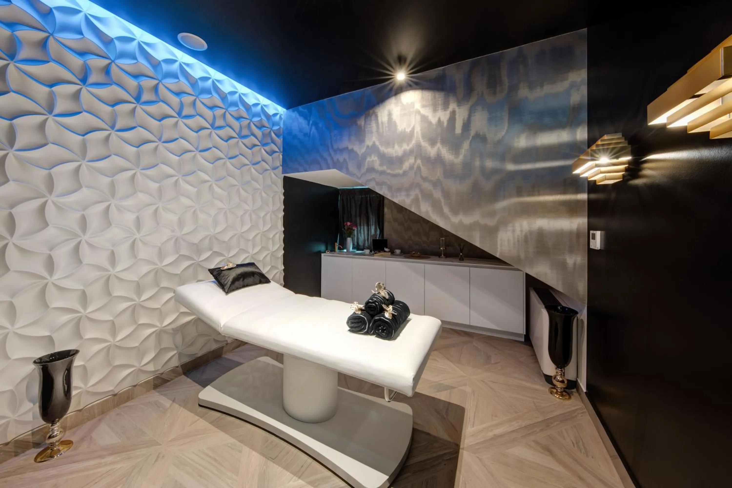 Massage in Posh Residence Luxury Suites