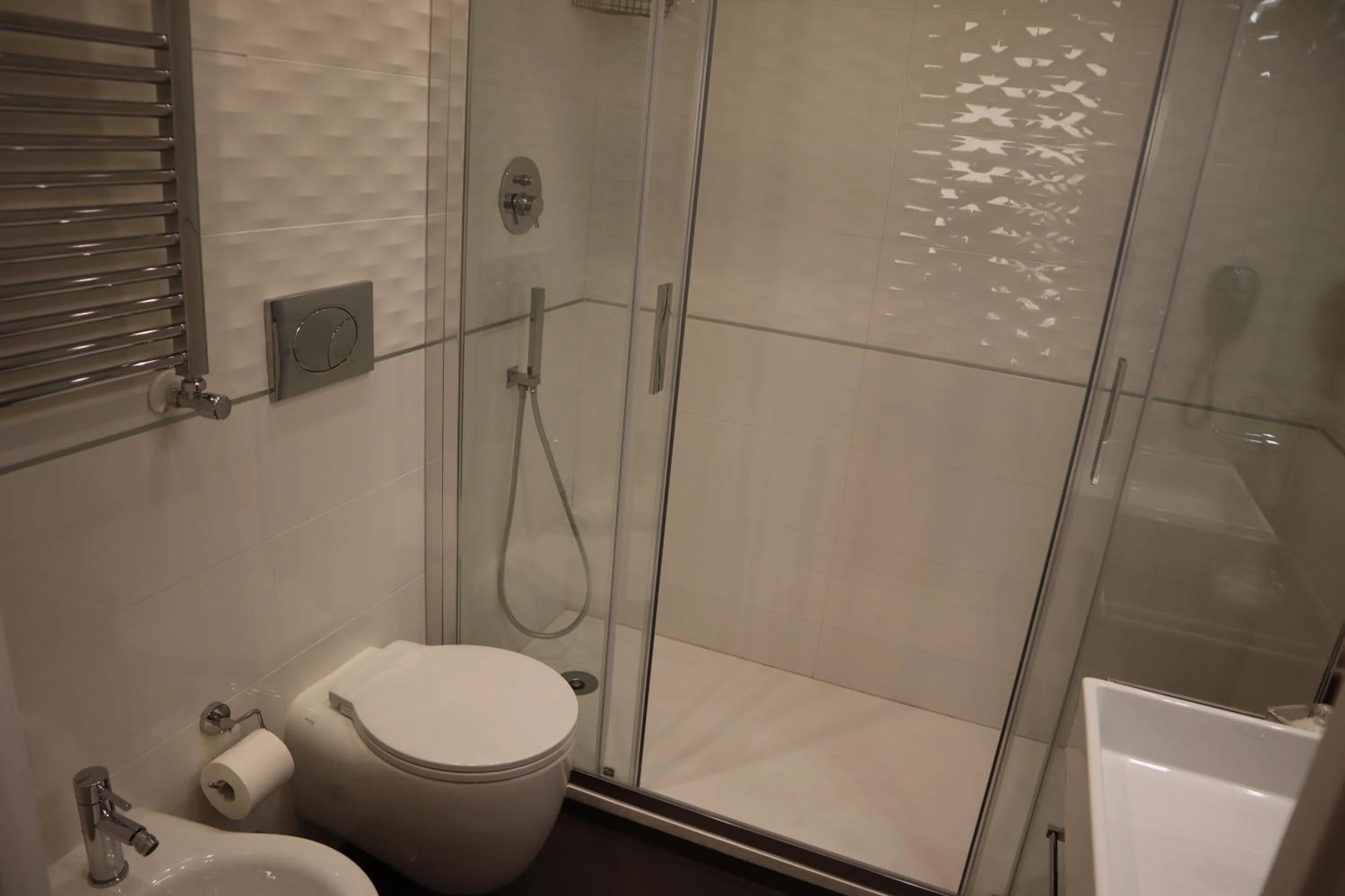 Toilet in MILLINA SUITES IN NAVONA