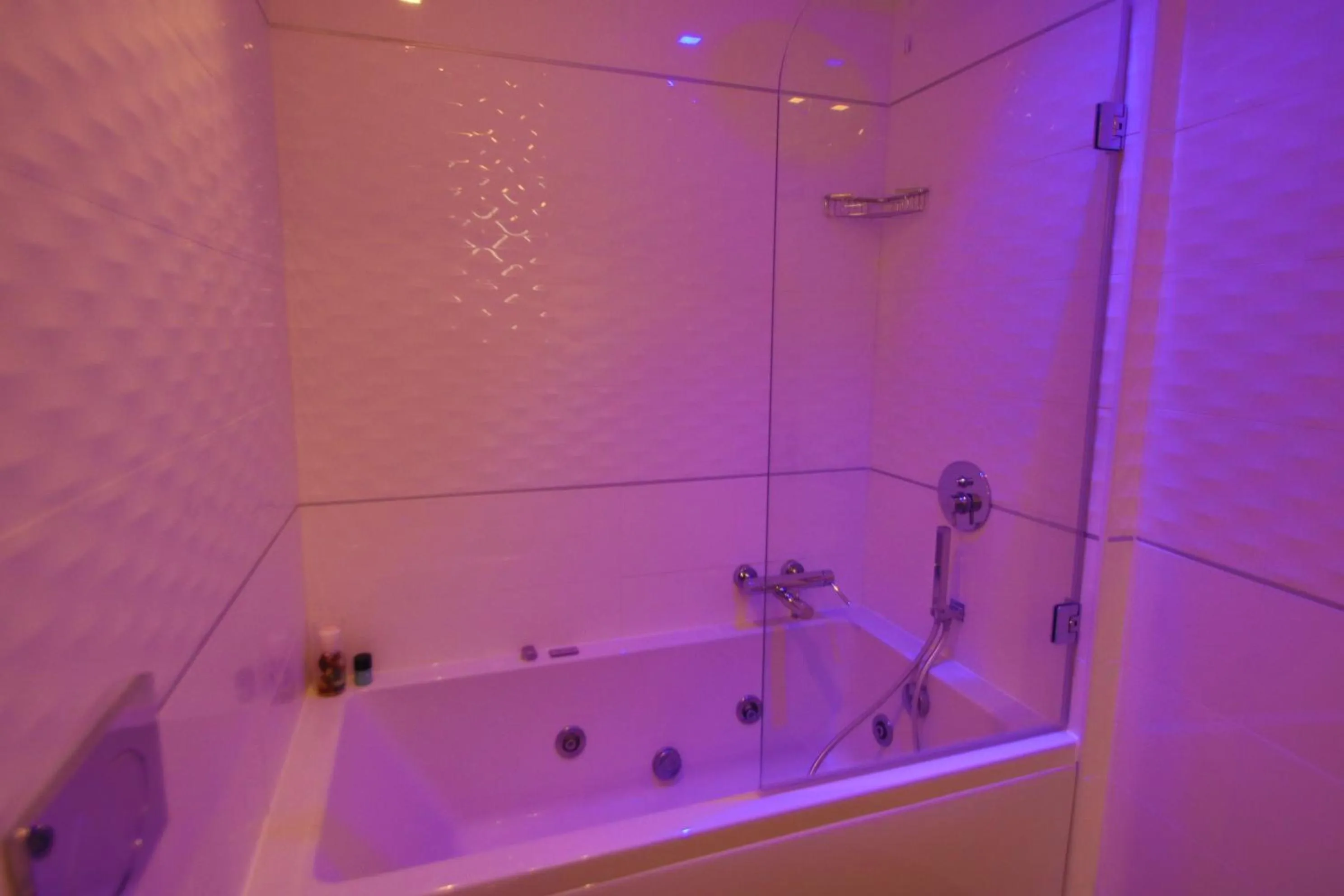 Hot Tub in MILLINA SUITES IN NAVONA