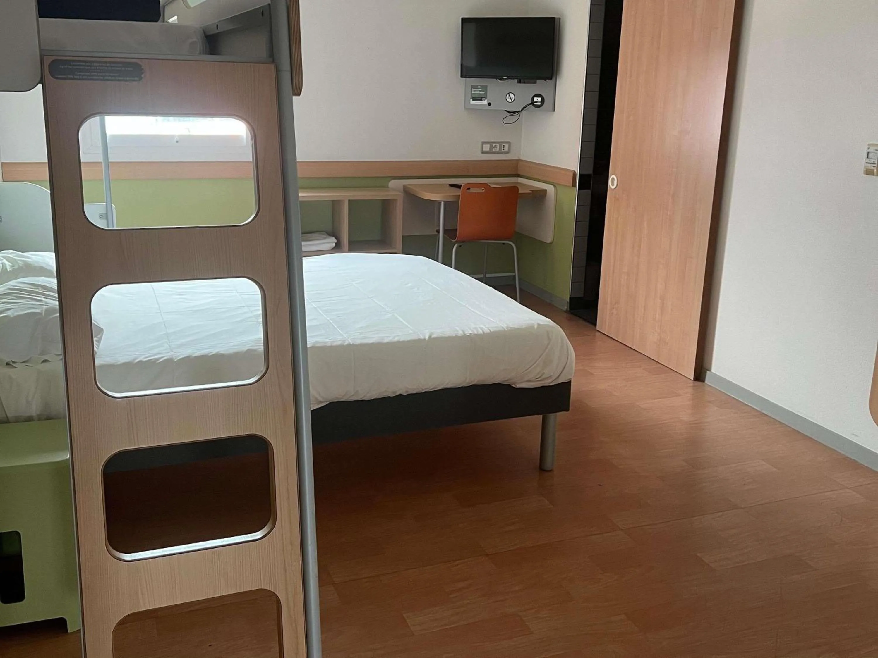 Bedroom, Bed in Ibis Budget Roanne Hôtel