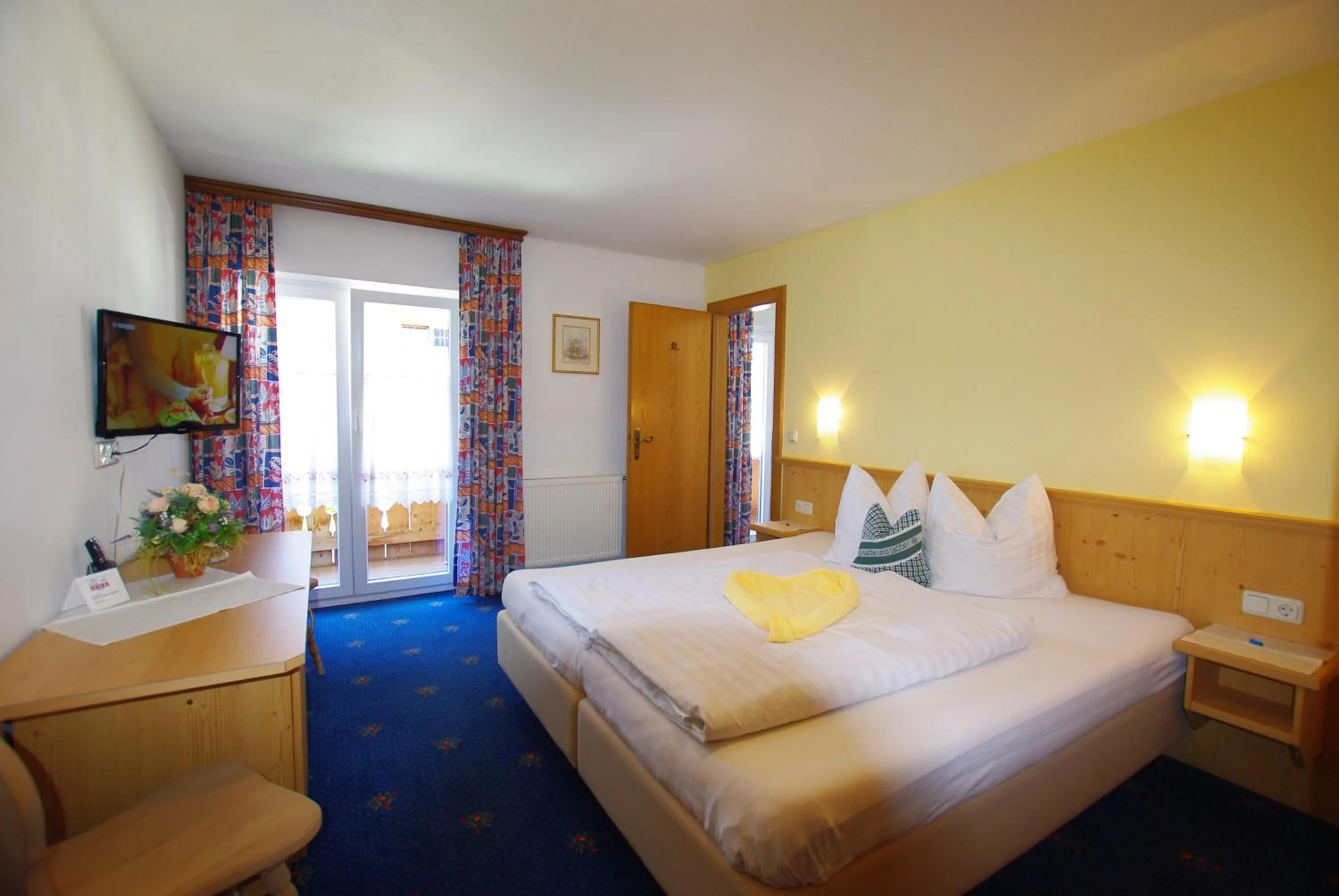 Photo of the whole room, Bed in Hotel-Pension Heike