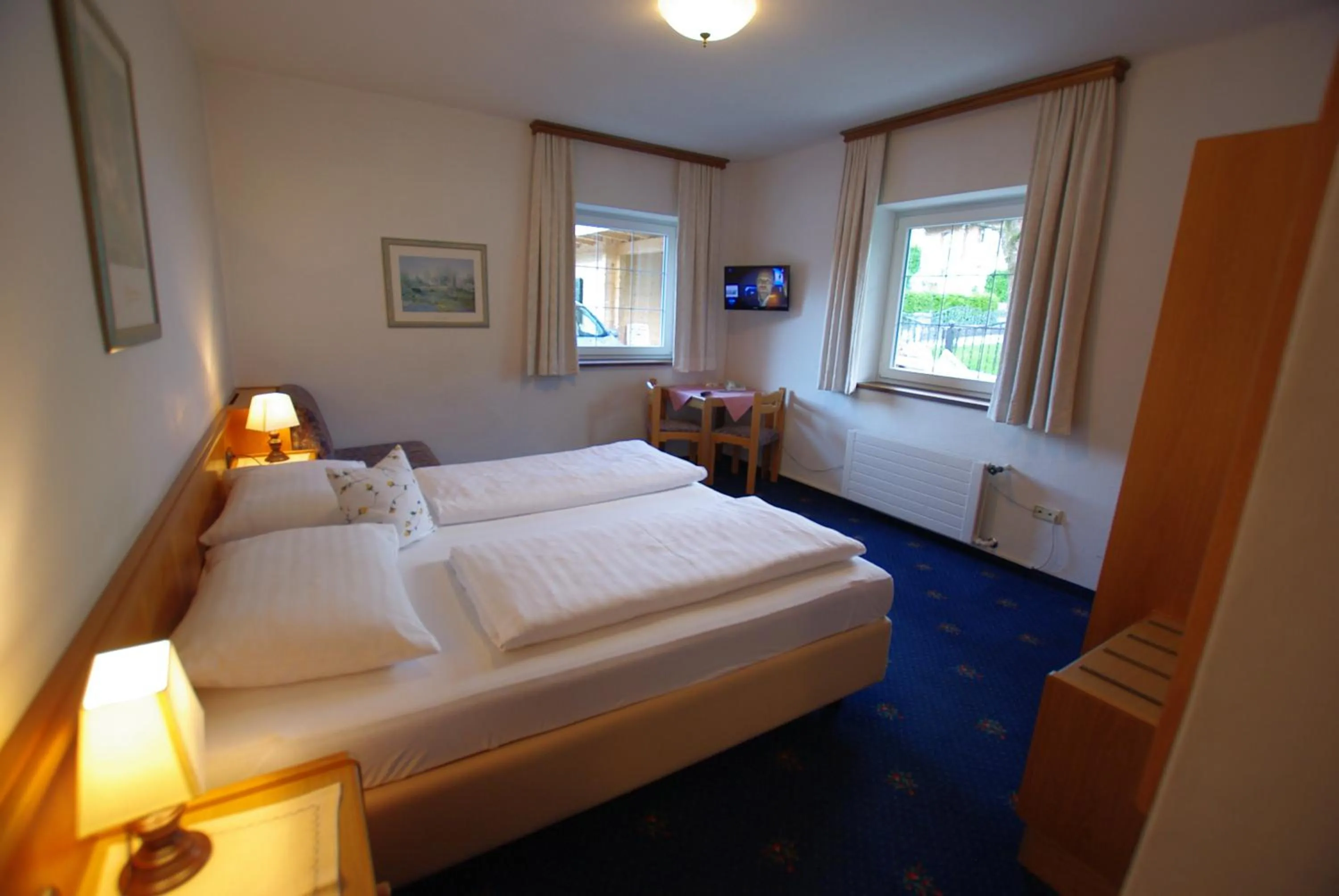Photo of the whole room, Bed in Hotel-Pension Heike