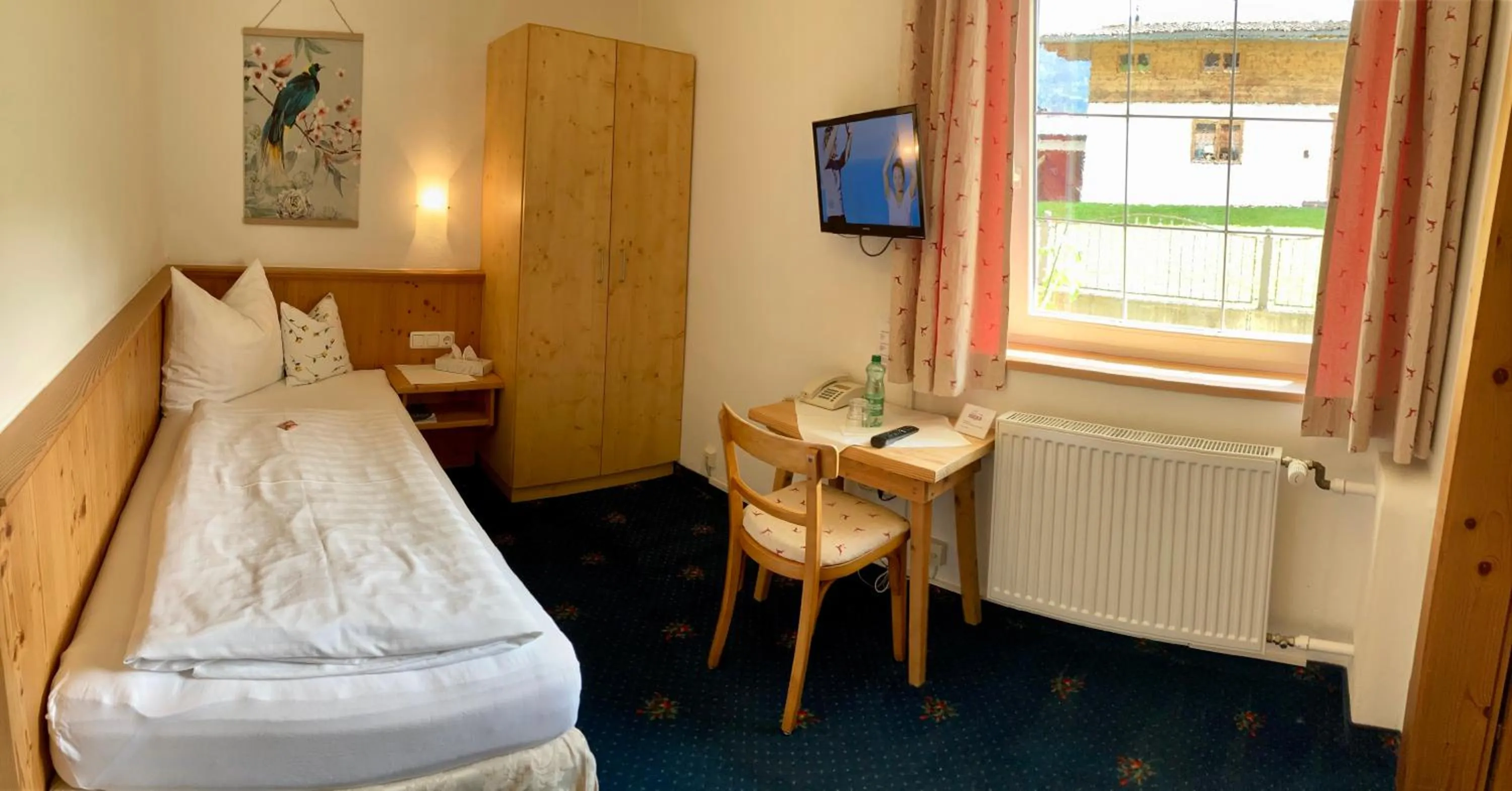 Photo of the whole room, Bed in Hotel-Pension Heike