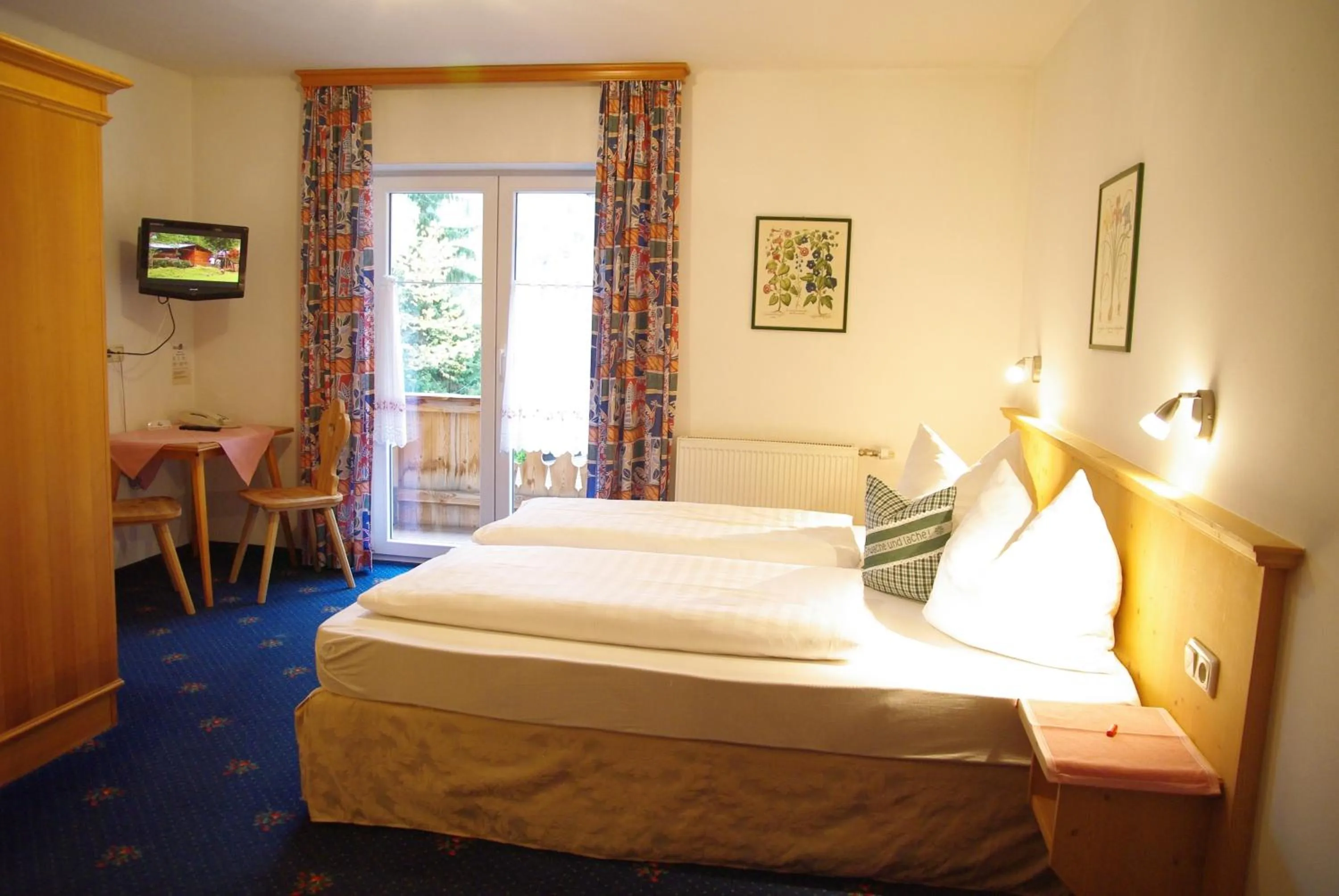 Photo of the whole room, Bed in Hotel-Pension Heike