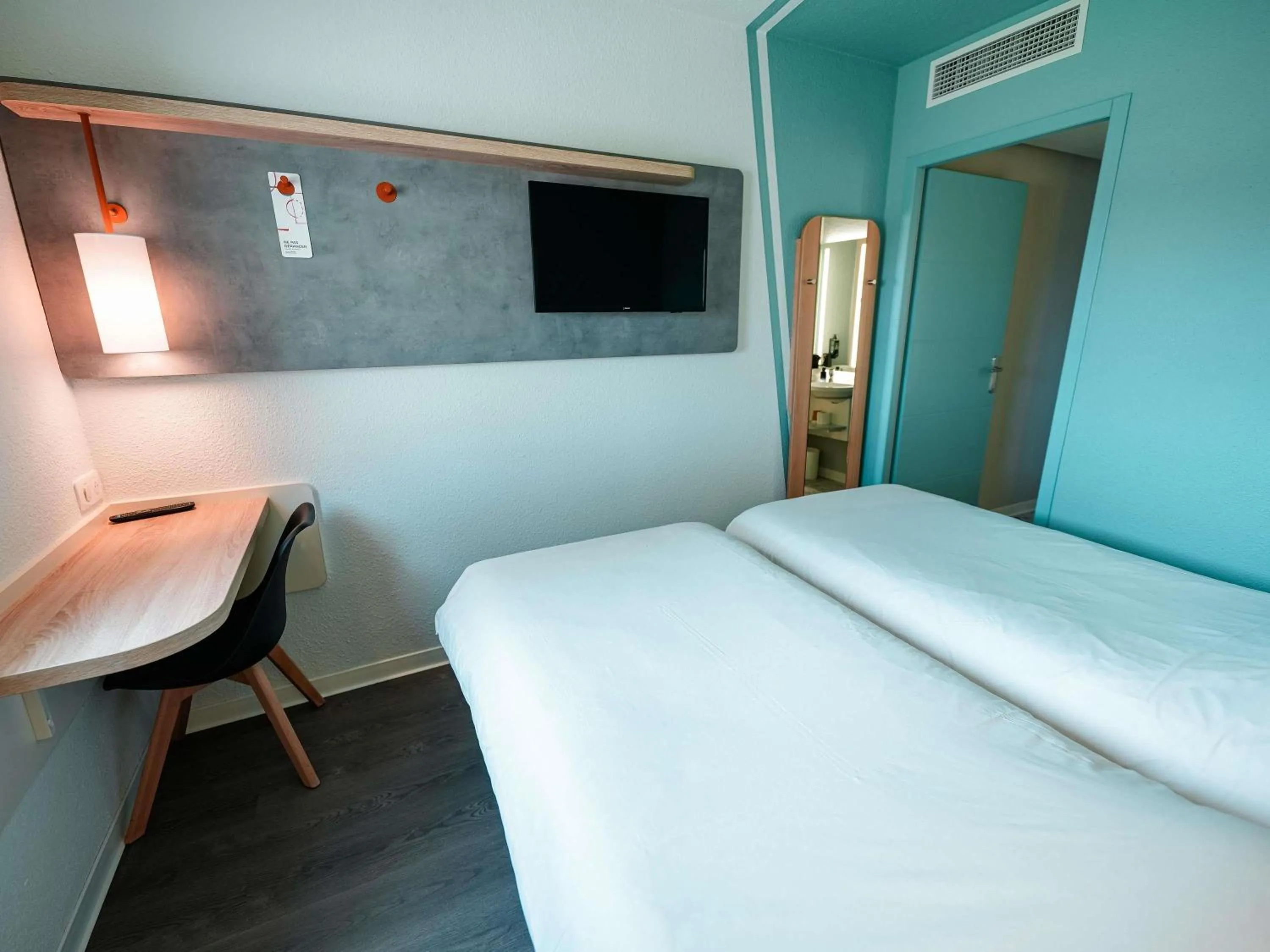 Property building, Bed in ibis budget Sète centre