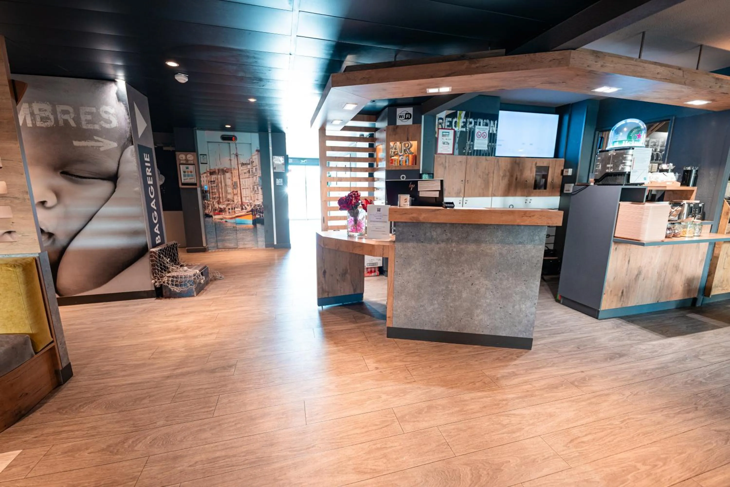 Lobby or reception in ibis budget Sète centre