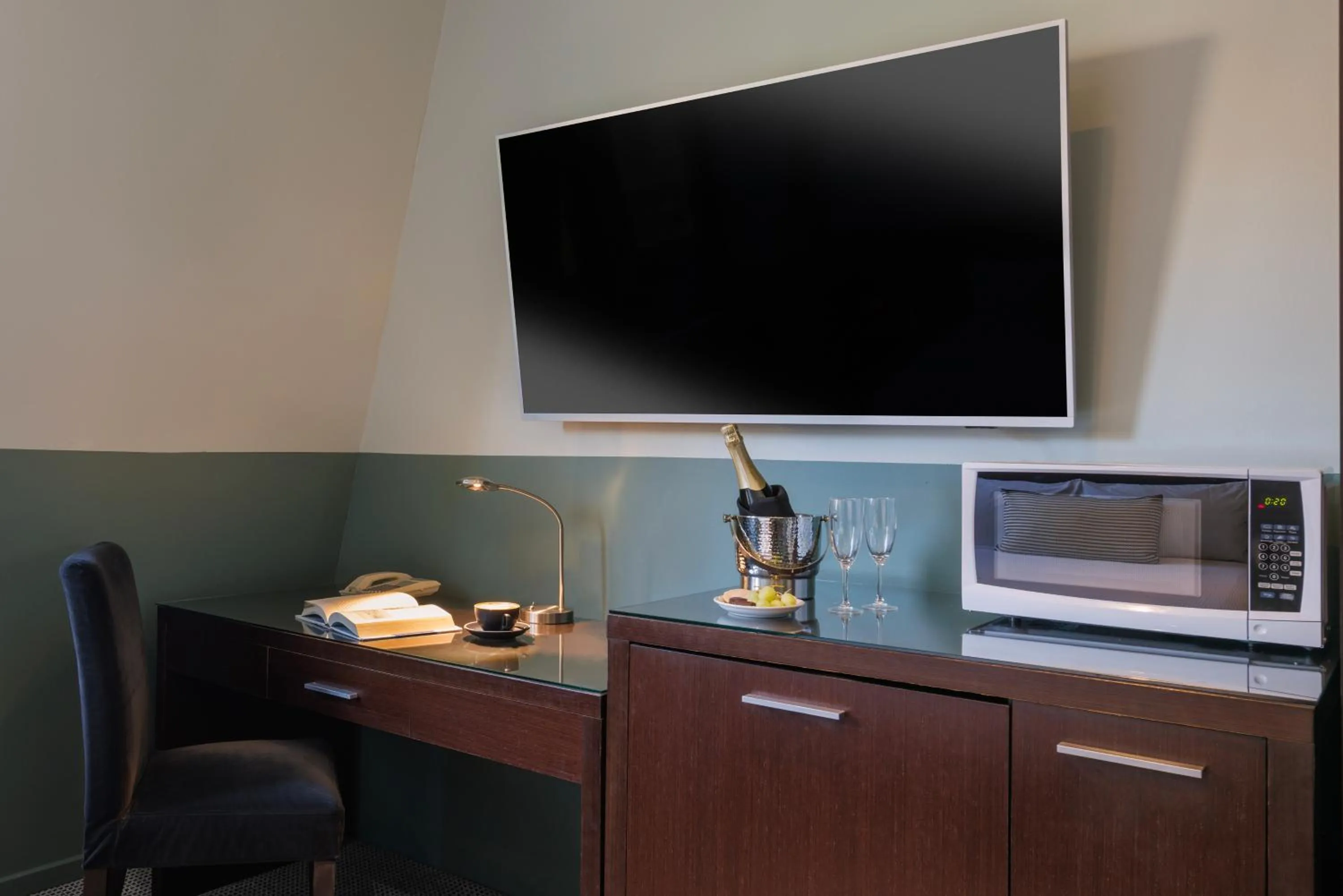 TV and multimedia in Vulcan Hotel Sydney