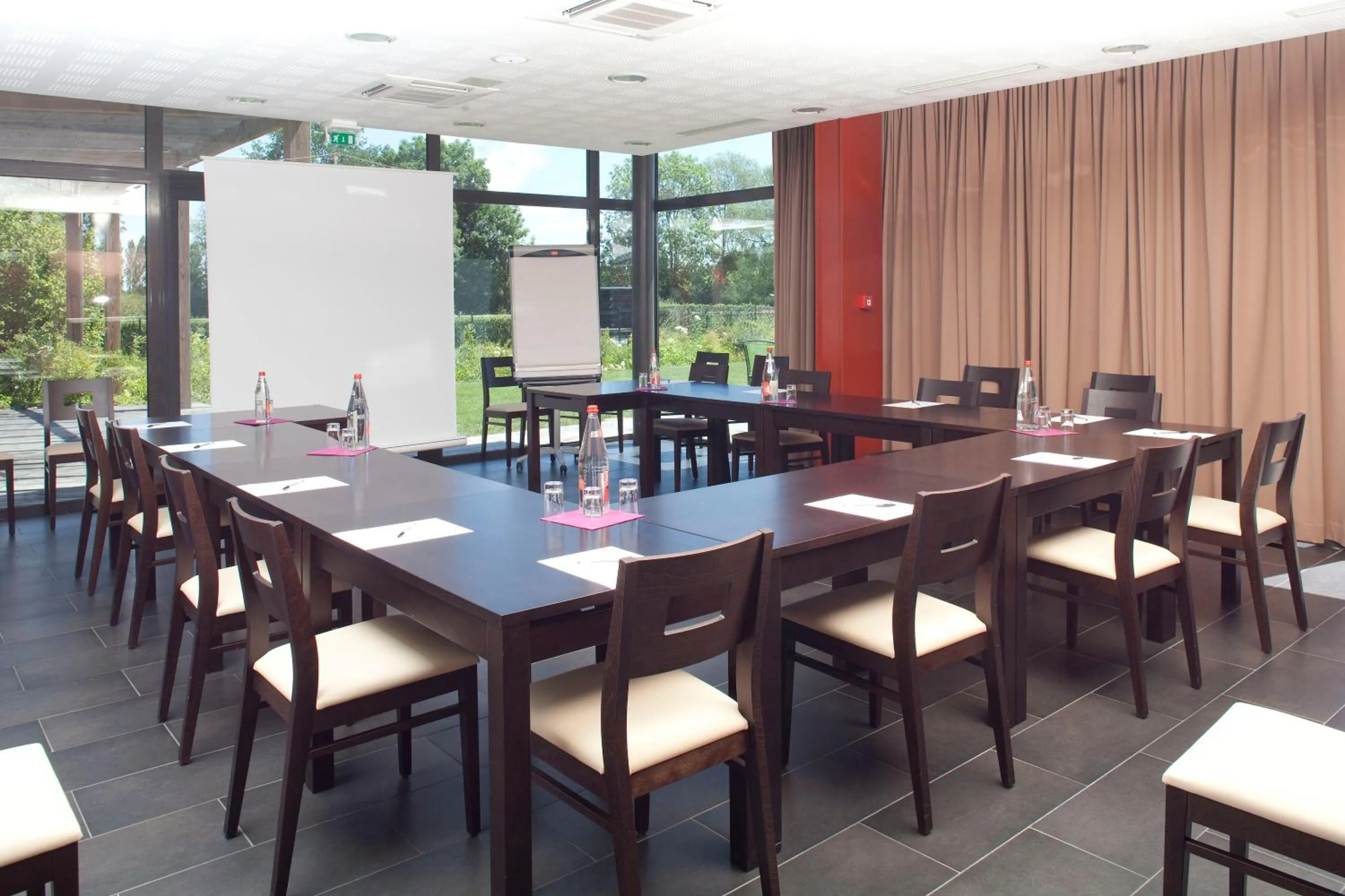 Business facilities in Logis Hôtel Terre de Loire