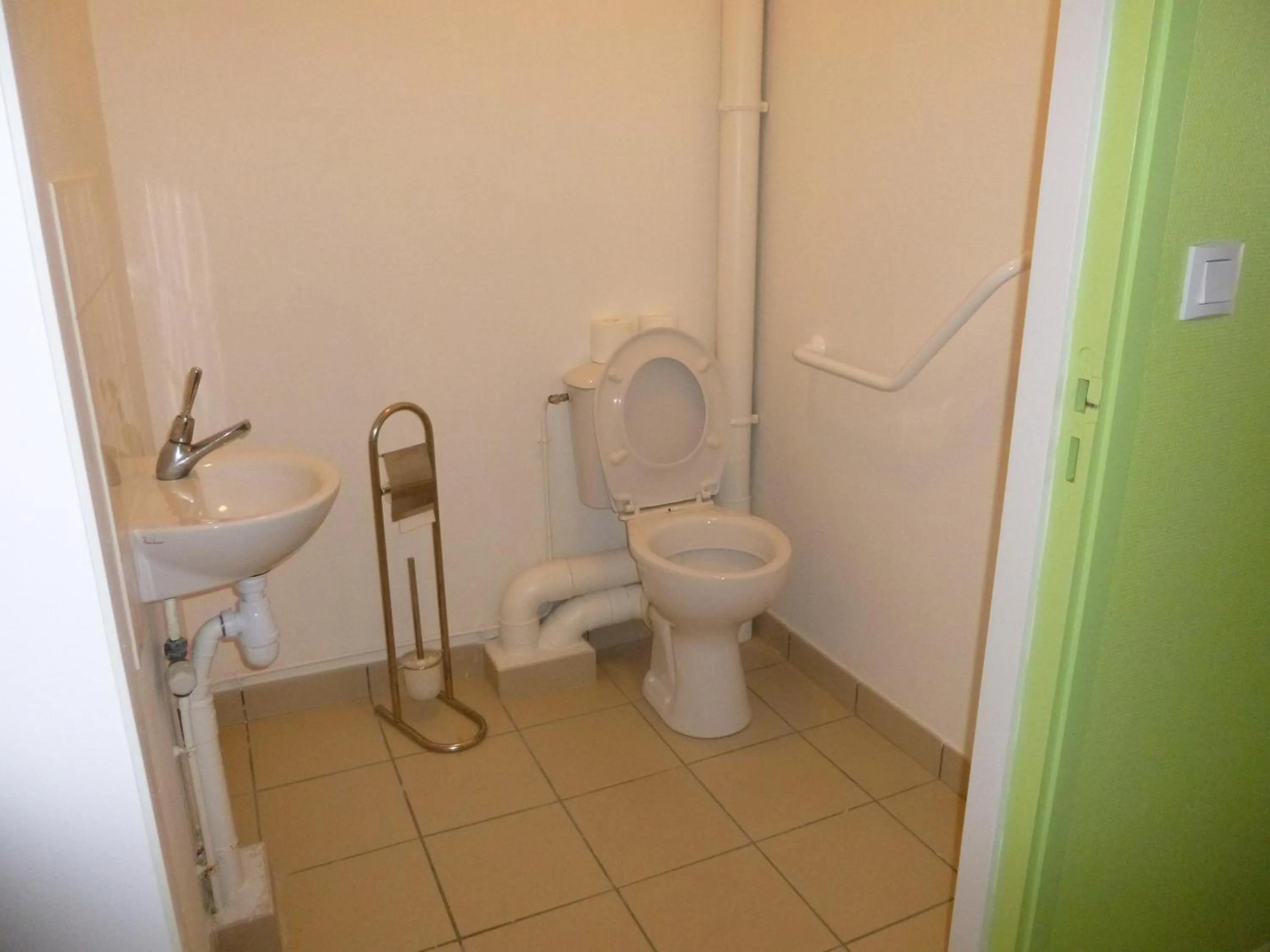 Toilet in Logis Hôtel Terre de Loire