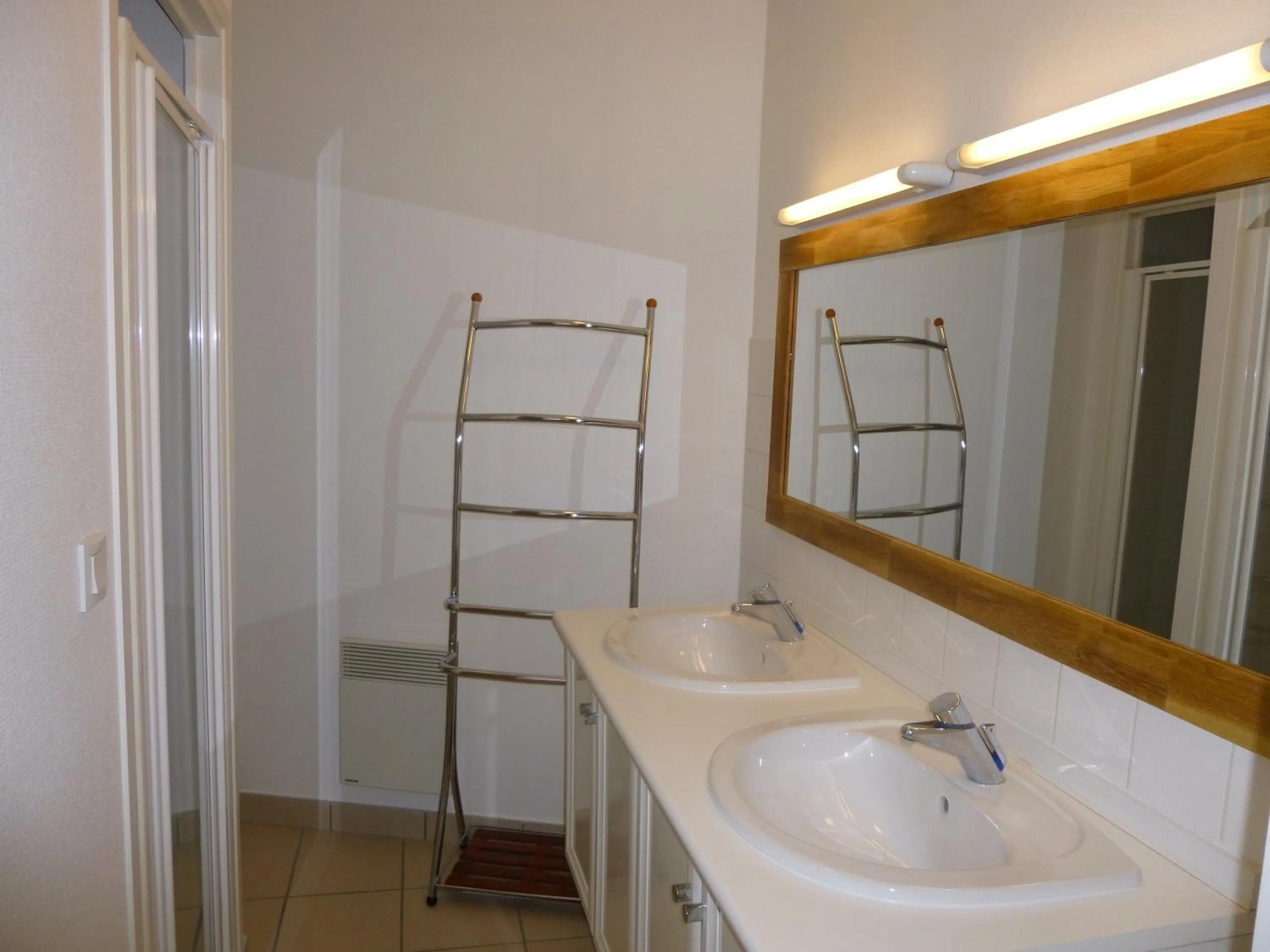 Shower in Logis Hôtel Terre de Loire