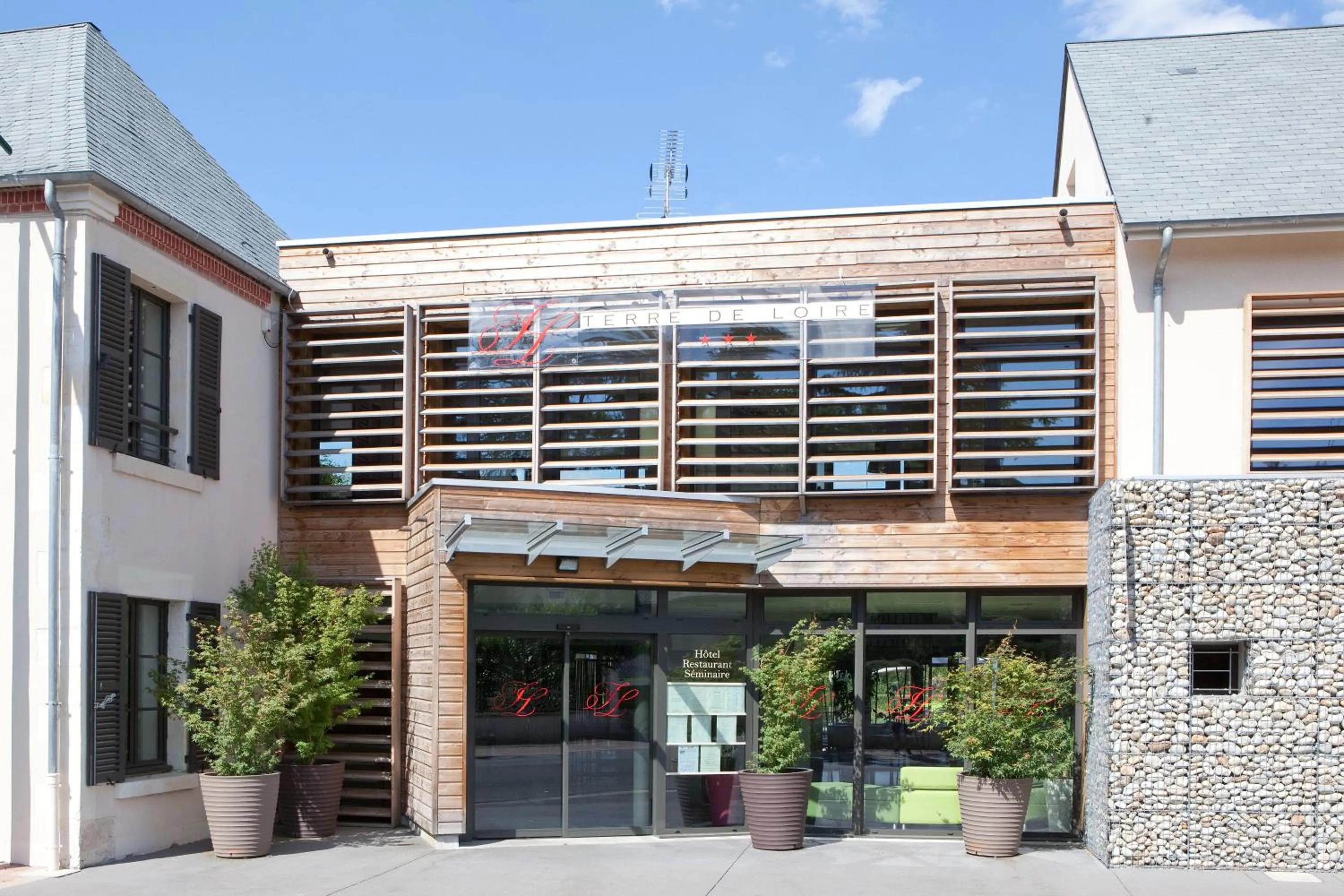 Facade/entrance in Logis Hôtel Terre de Loire