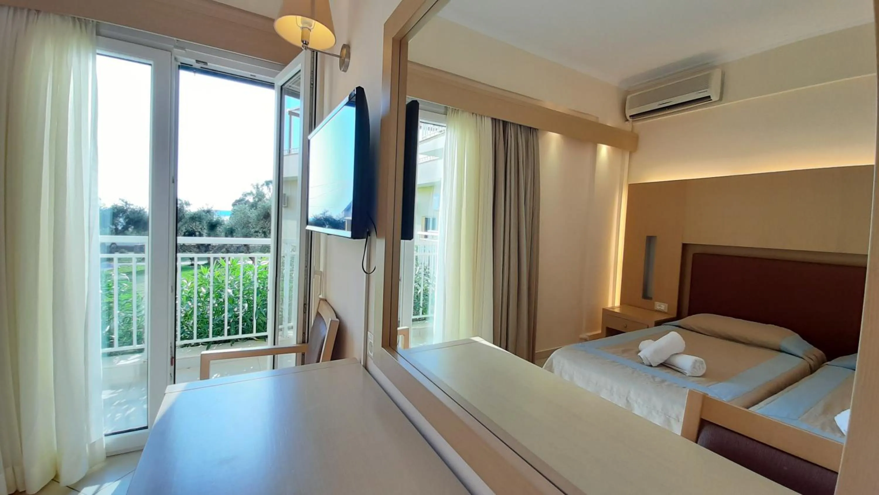 Photo of the whole room, Bed in Lassi Hotel