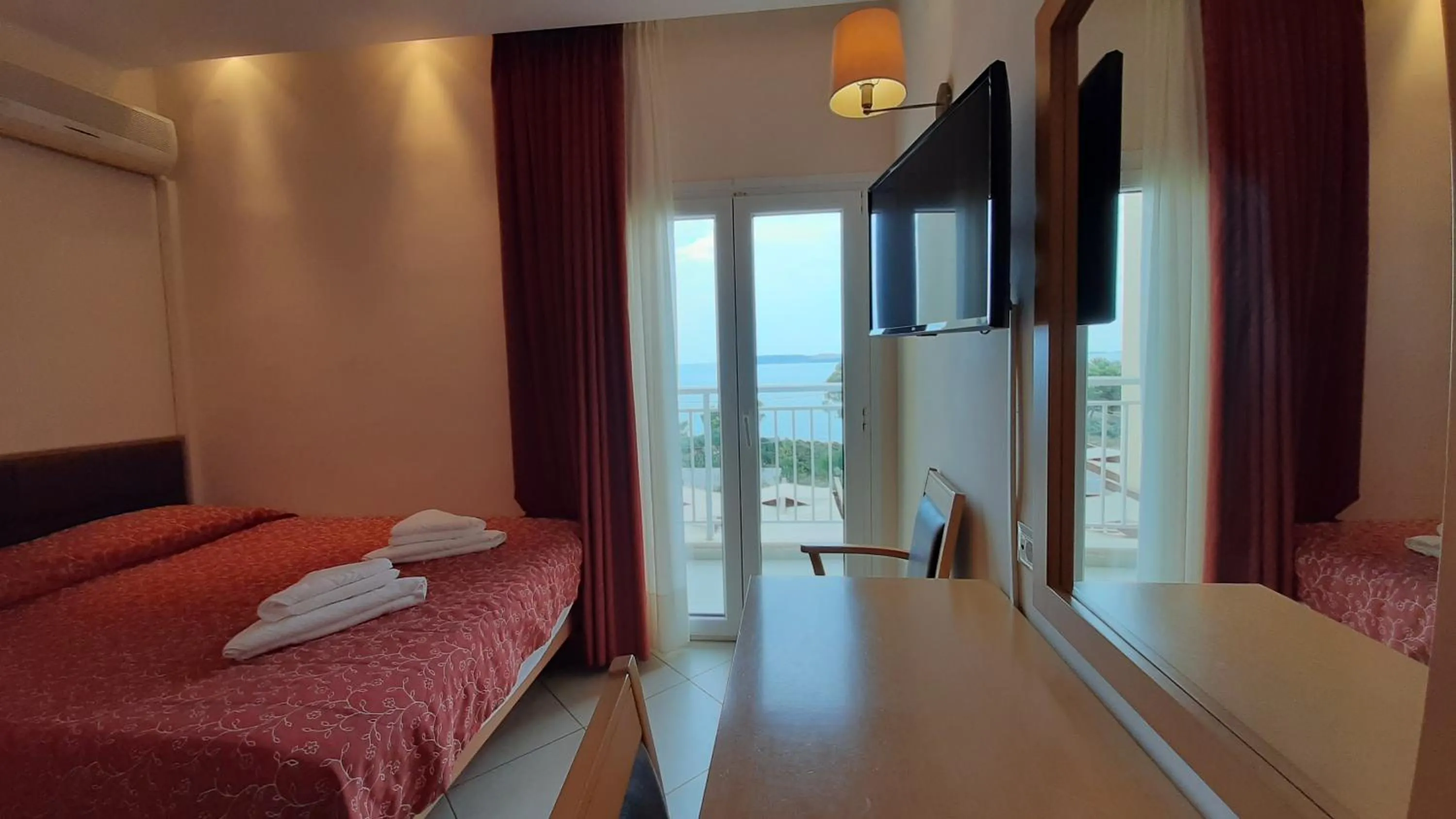 Photo of the whole room, Bed in Lassi Hotel