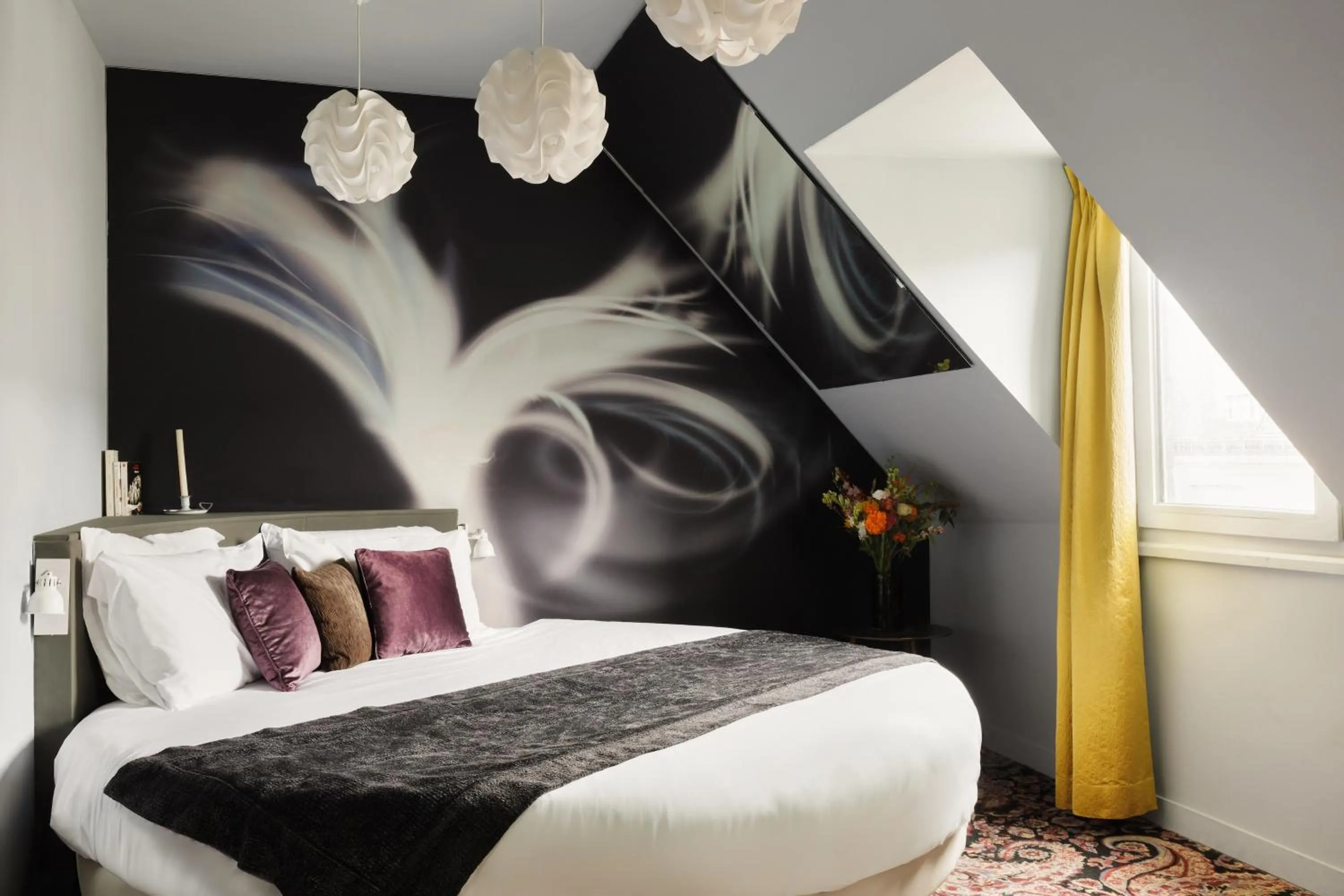 Bed in New Hotel Republique - Ex Albert's Hotel