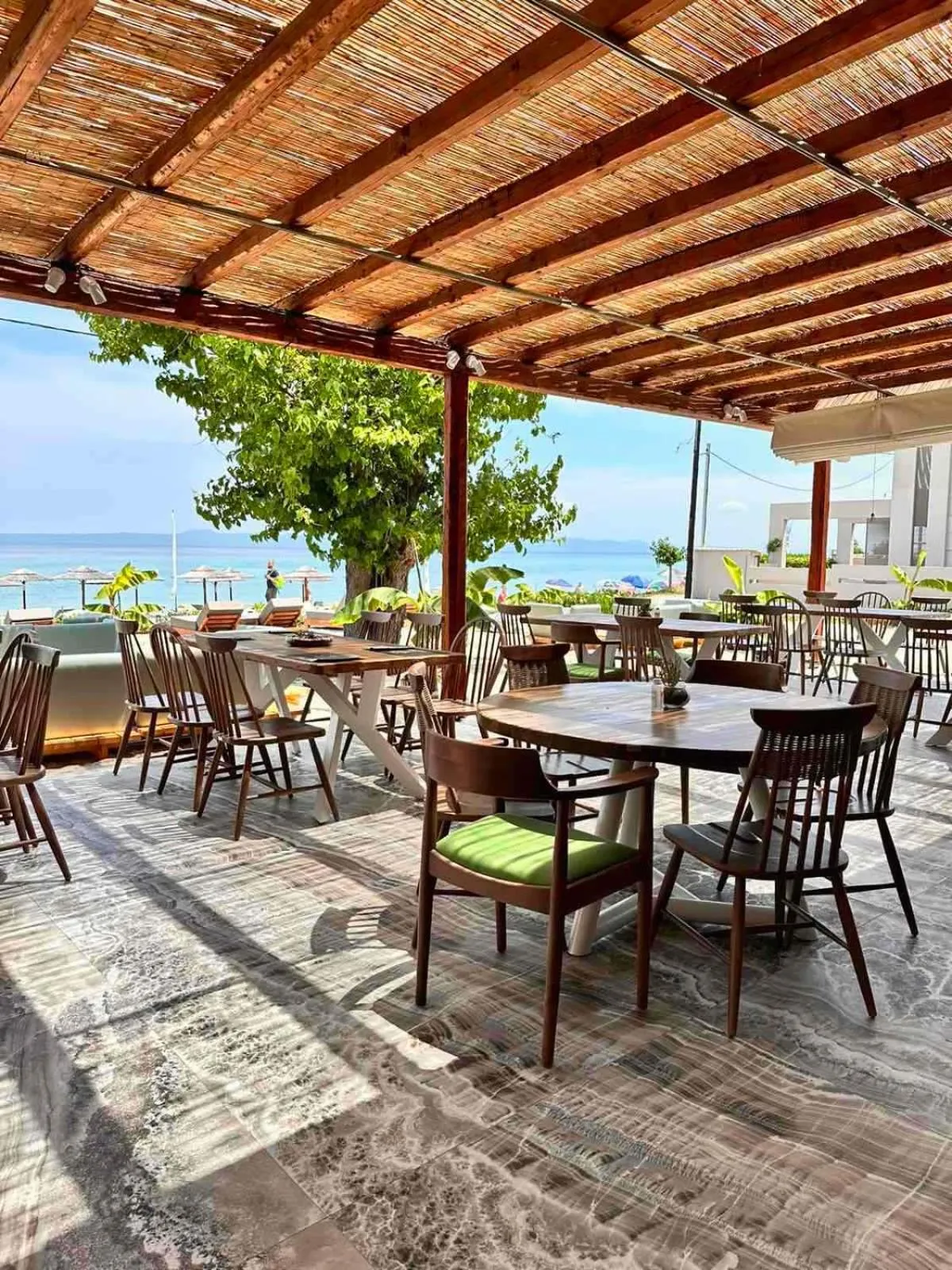 Restaurant/places to eat in Royal Hotel and Suites