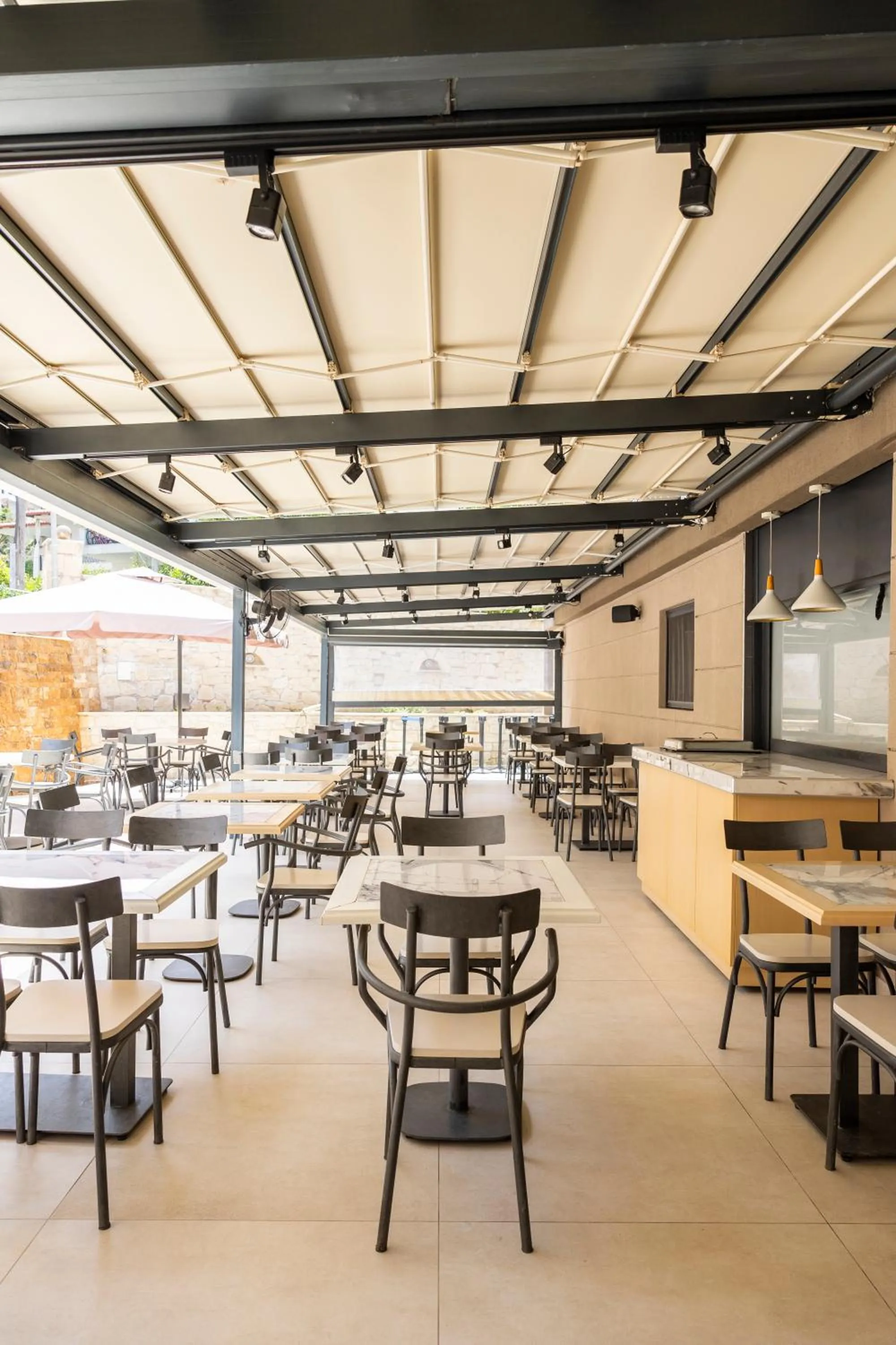 Restaurant/places to eat in Royal Hotel and Suites