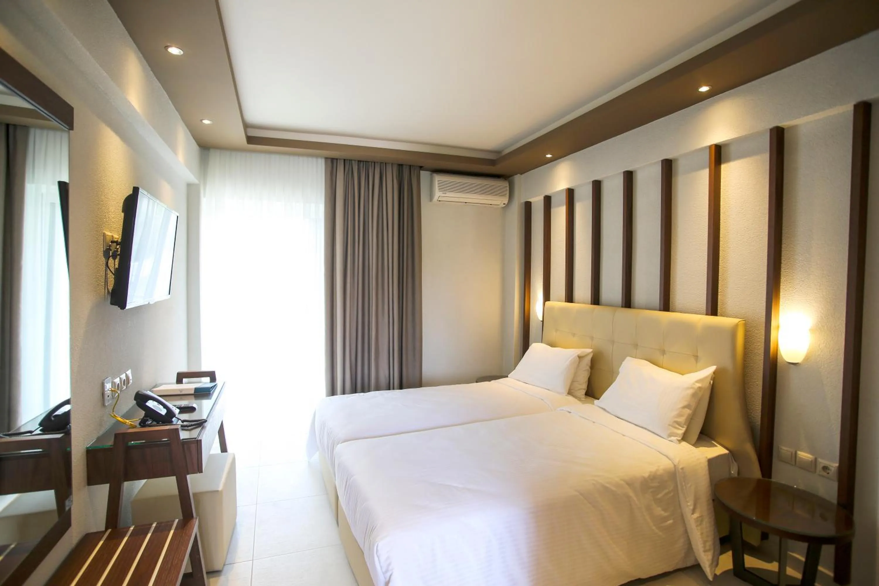 TV and multimedia, Bed in Royal Hotel and Suites
