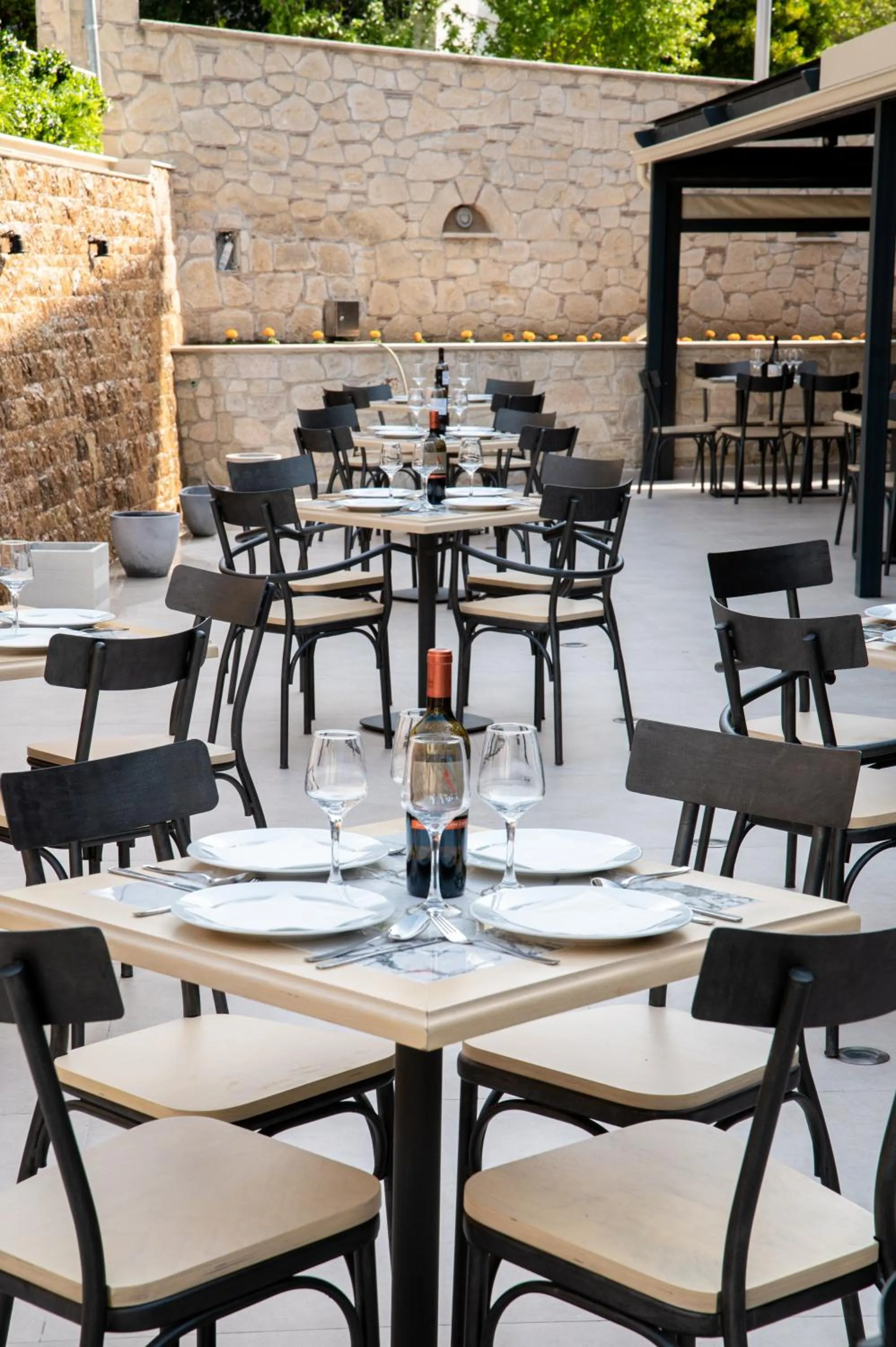 Restaurant/places to eat in Royal Hotel and Suites