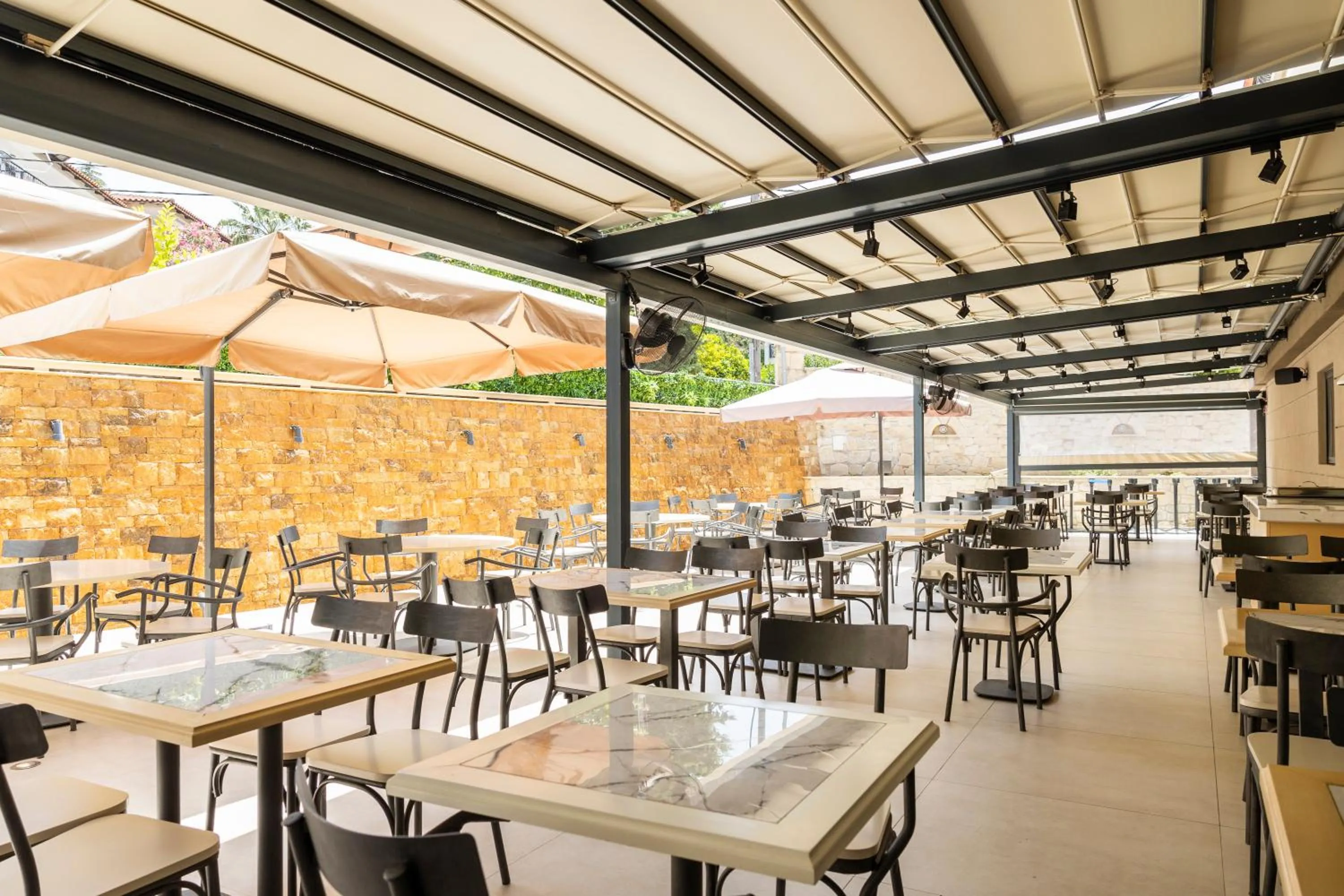 Restaurant/places to eat in Royal Hotel and Suites