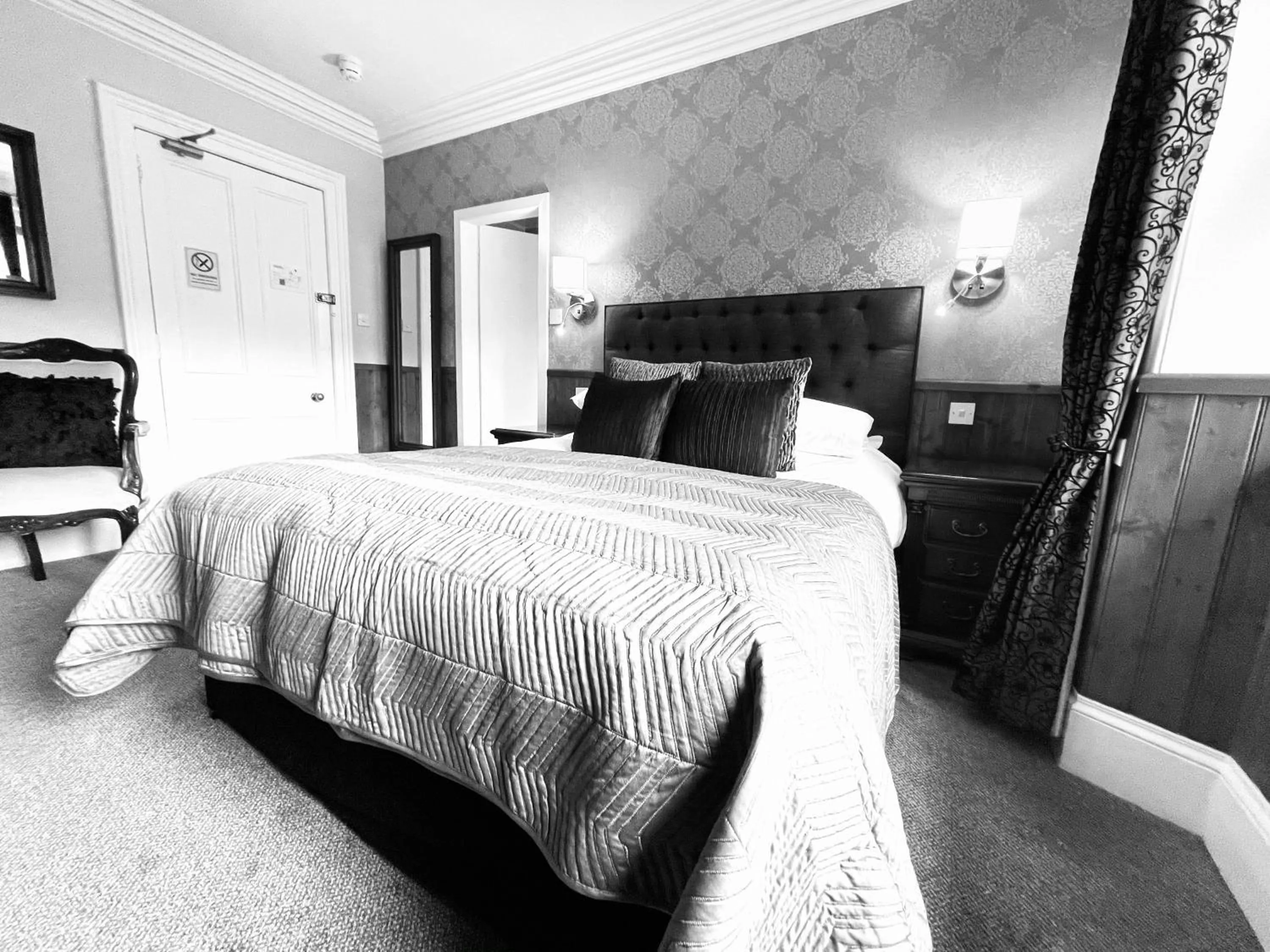 Bedroom, Bed in Invergarry Hotel