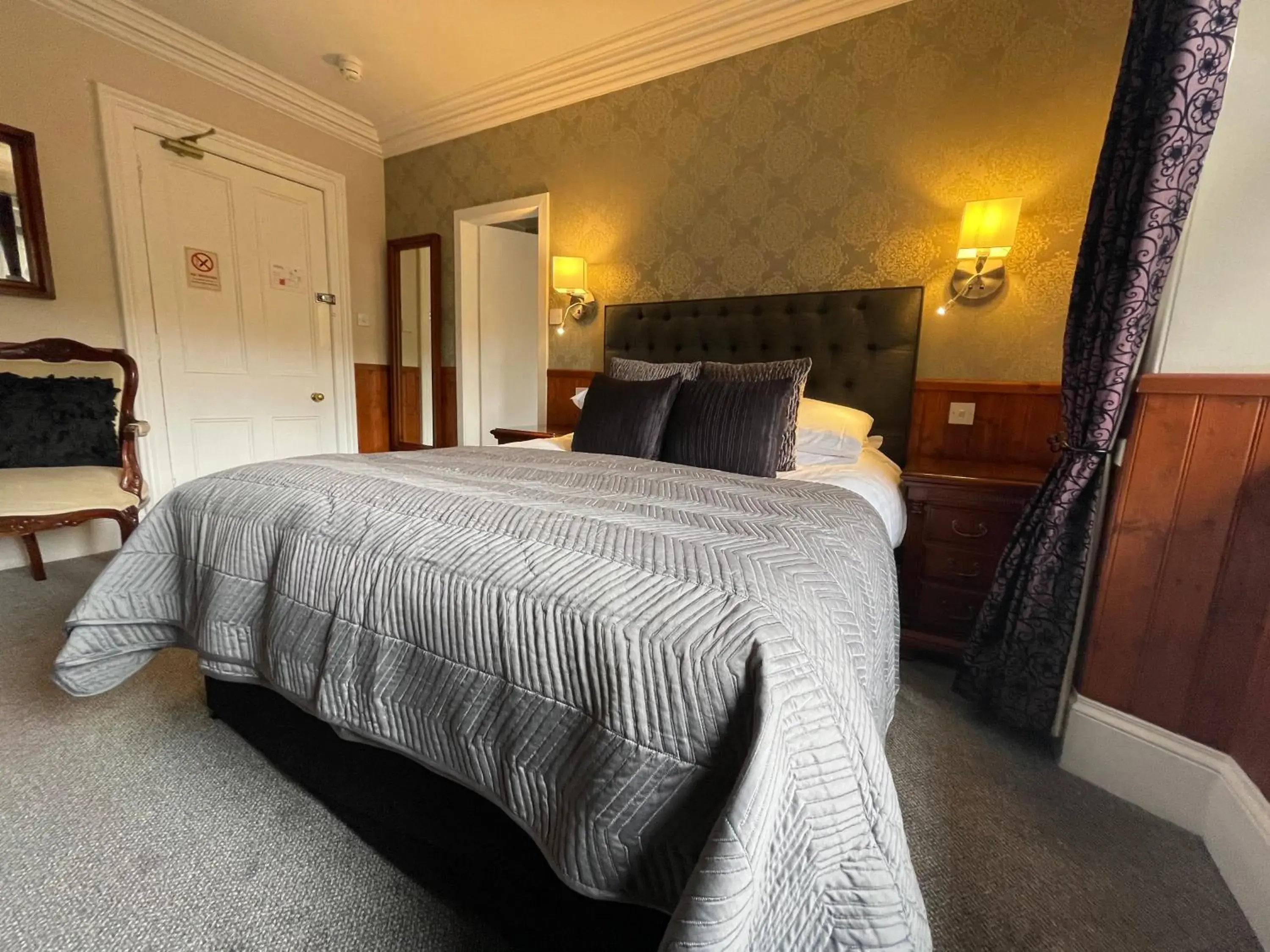 King Room in Invergarry Hotel King Room in Invergarry Hotel