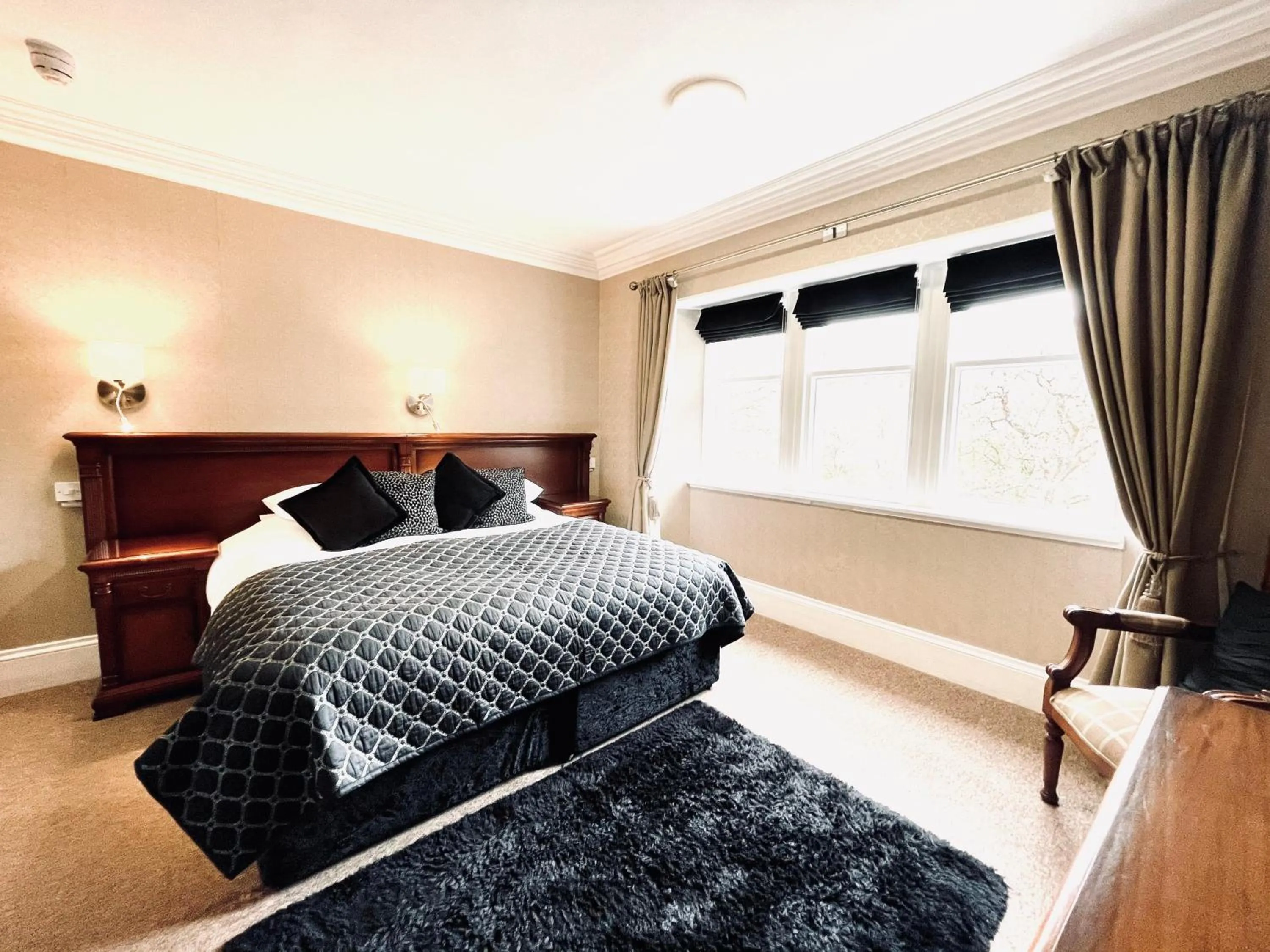 Bedroom, Bed in Invergarry Hotel