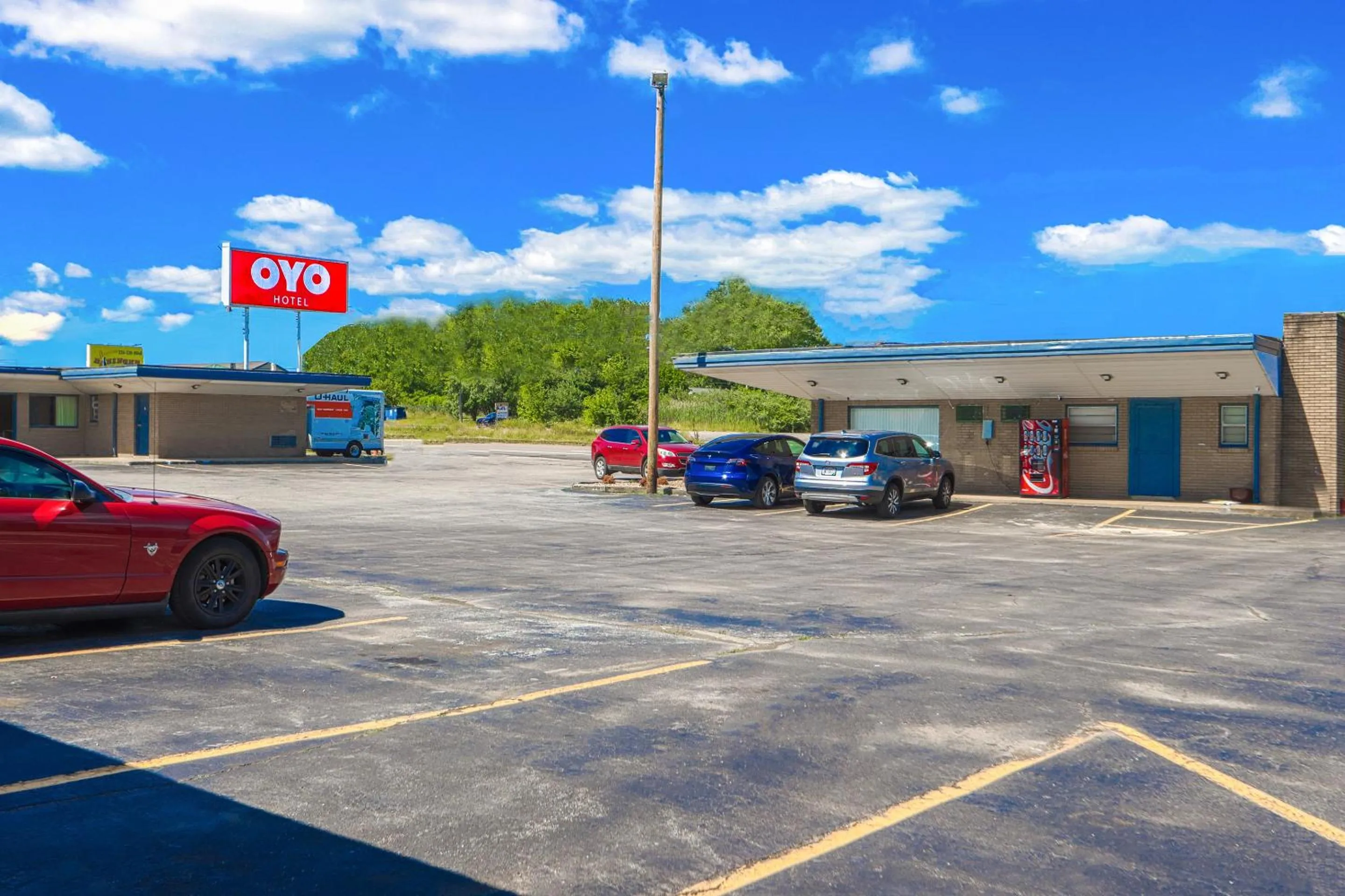 Facade/entrance in OYO Hotel North Lima OH - Boardman