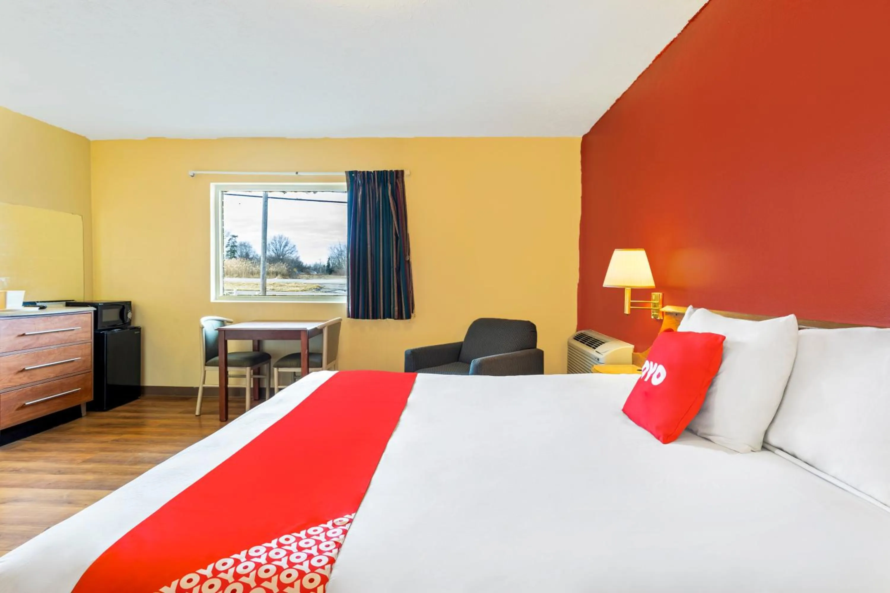 Bedroom, Bed in OYO Hotel North Lima OH - Boardman