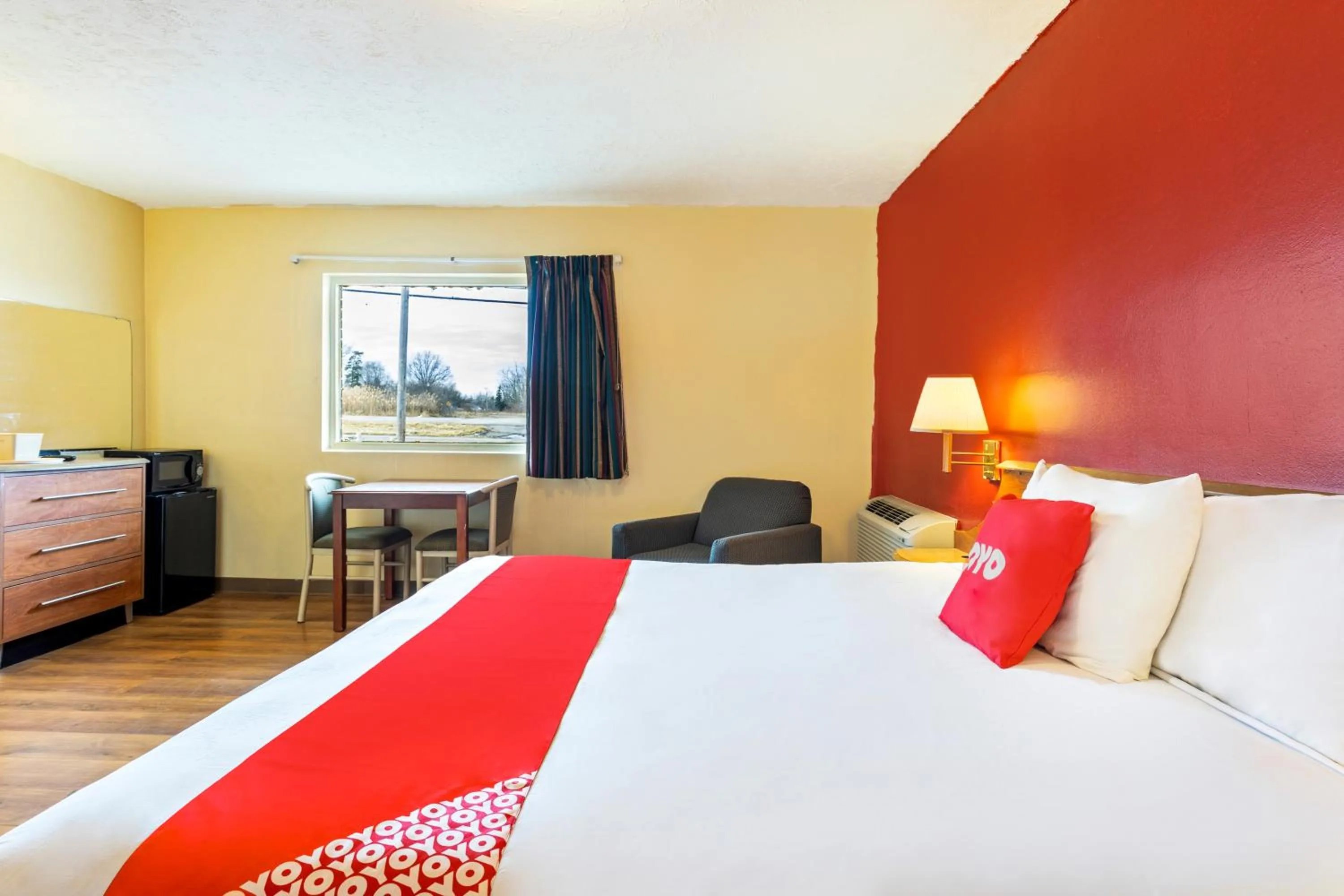 Bedroom, Bed in OYO Hotel North Lima OH - Boardman