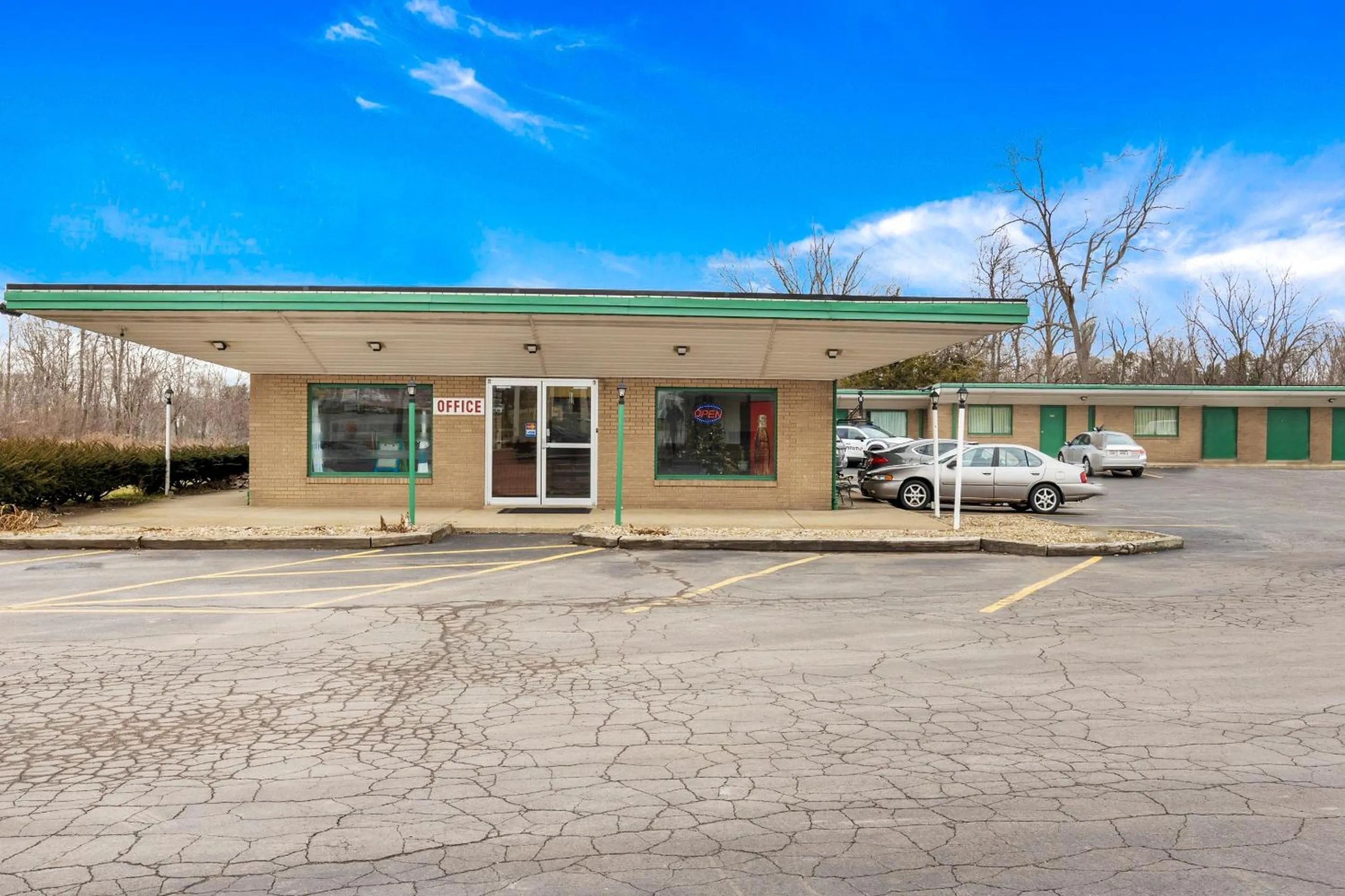Facade/entrance in OYO Hotel North Lima OH - Boardman