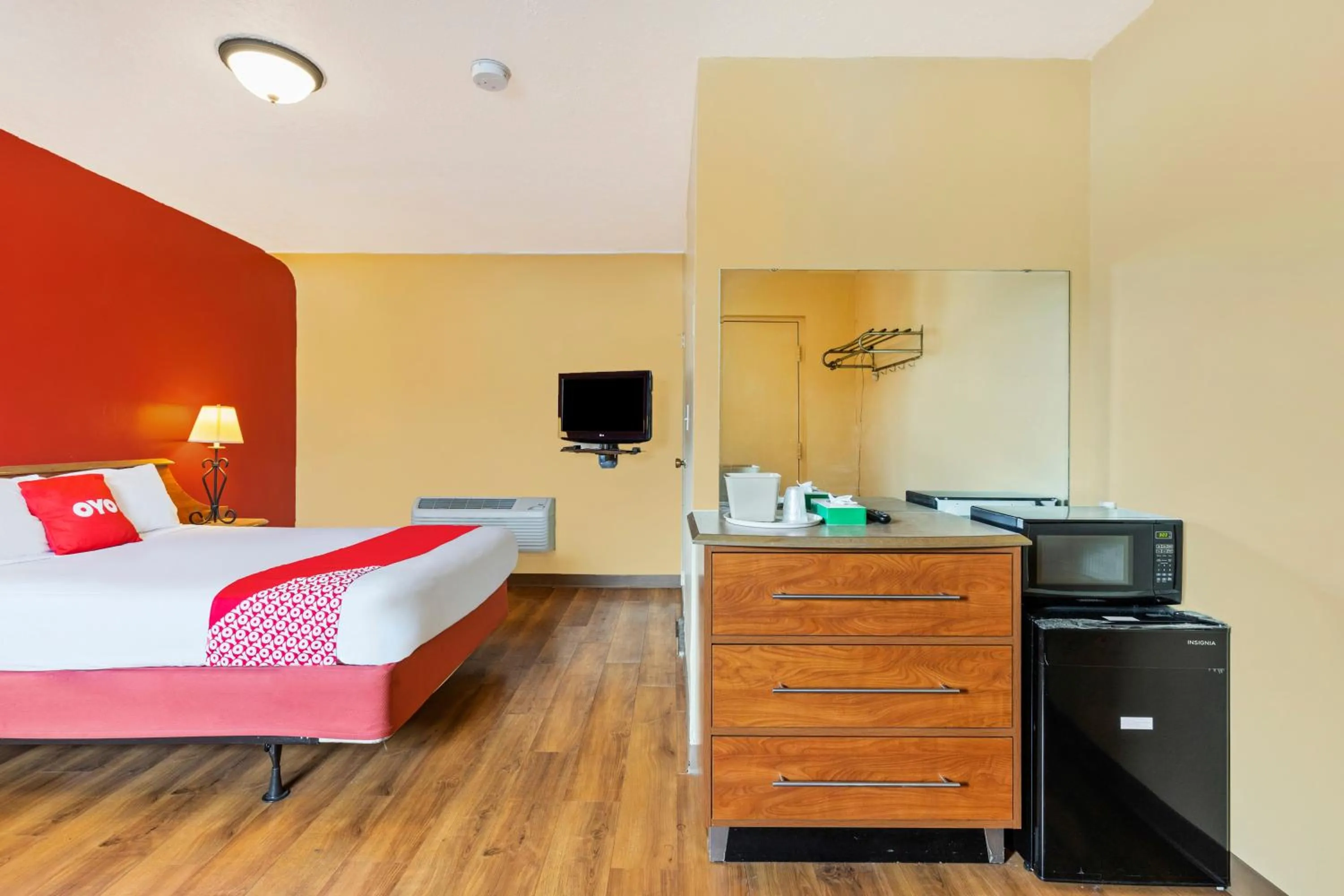 Bedroom, Bed in OYO Hotel North Lima OH - Boardman