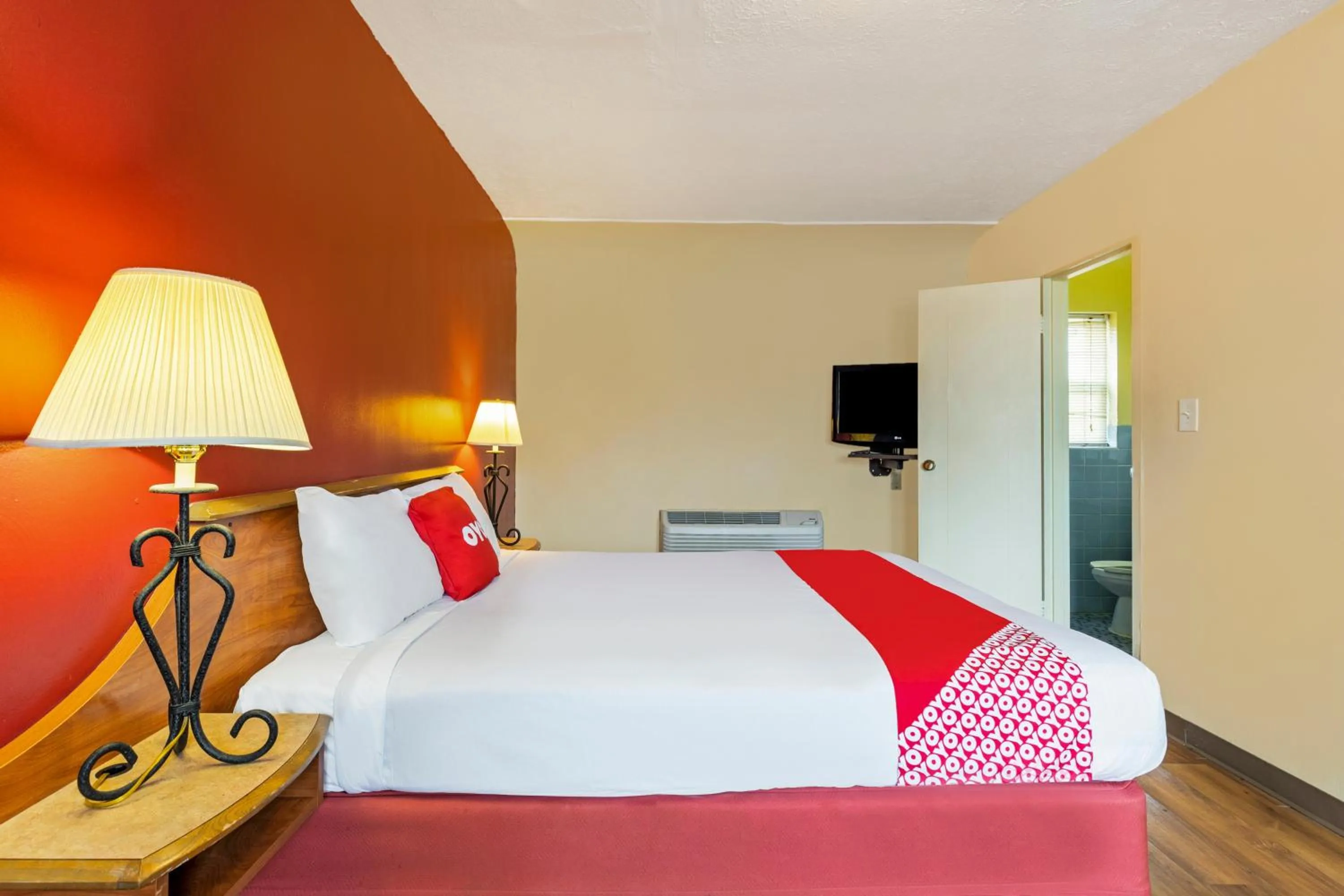 Bedroom, Bed in OYO Hotel North Lima OH - Boardman