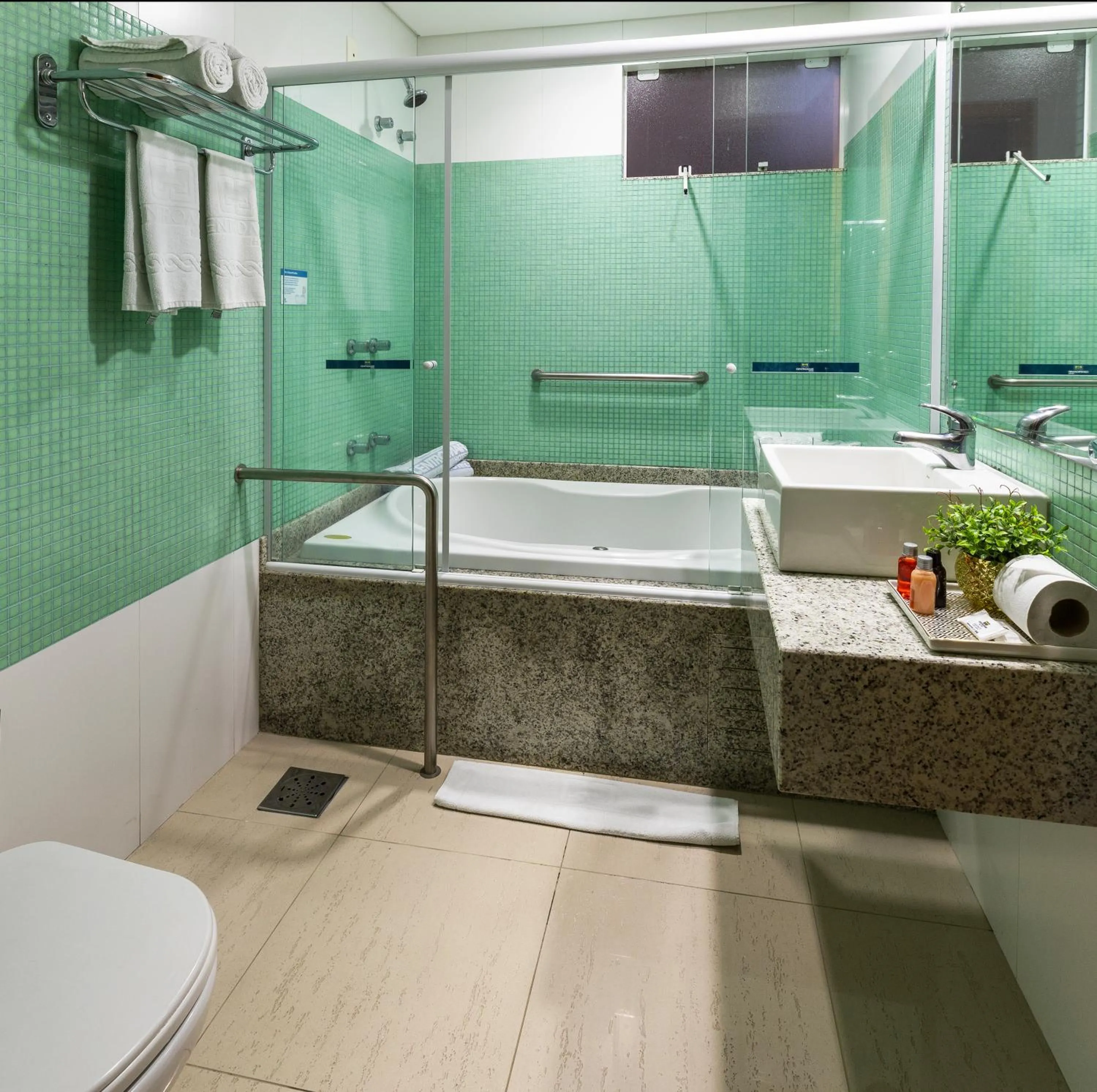 Toilet in Centromar Hotel