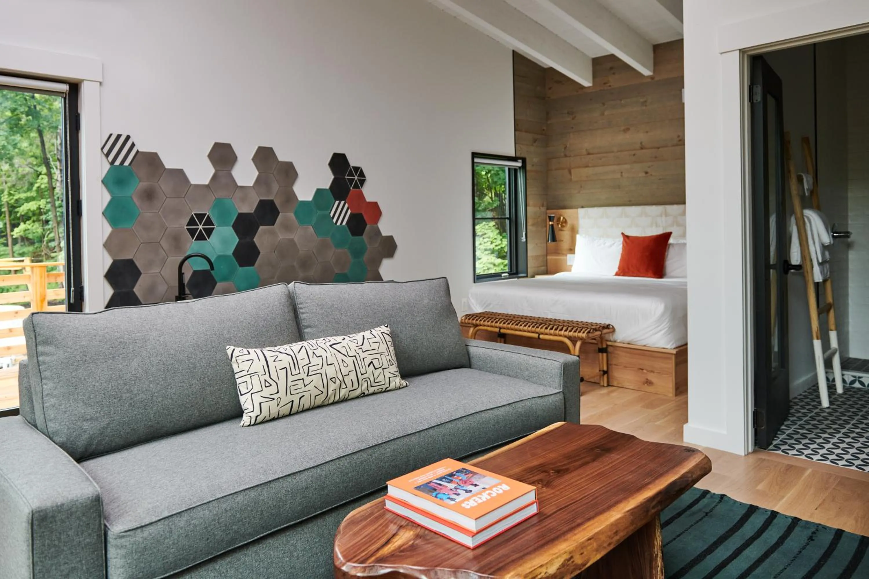 Seating area, Bed in Woodstock Way Hotel