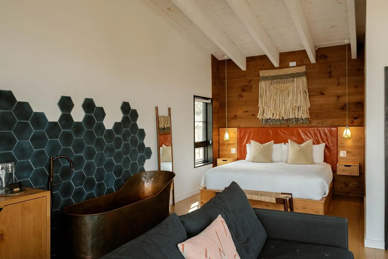 Photo of the whole room, Bed in Woodstock Way Hotel