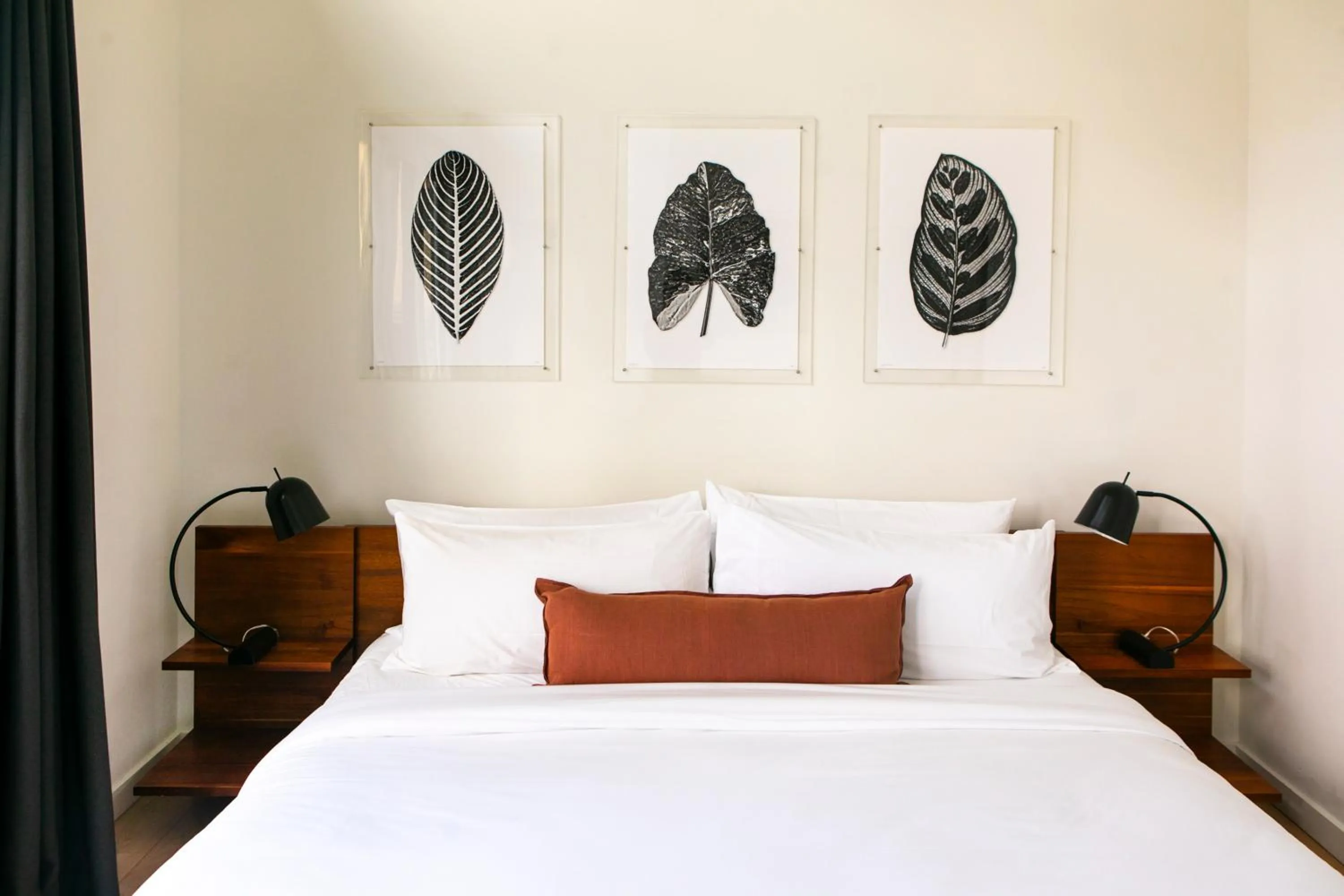 Bedroom, Bed in Woodstock Way Hotel