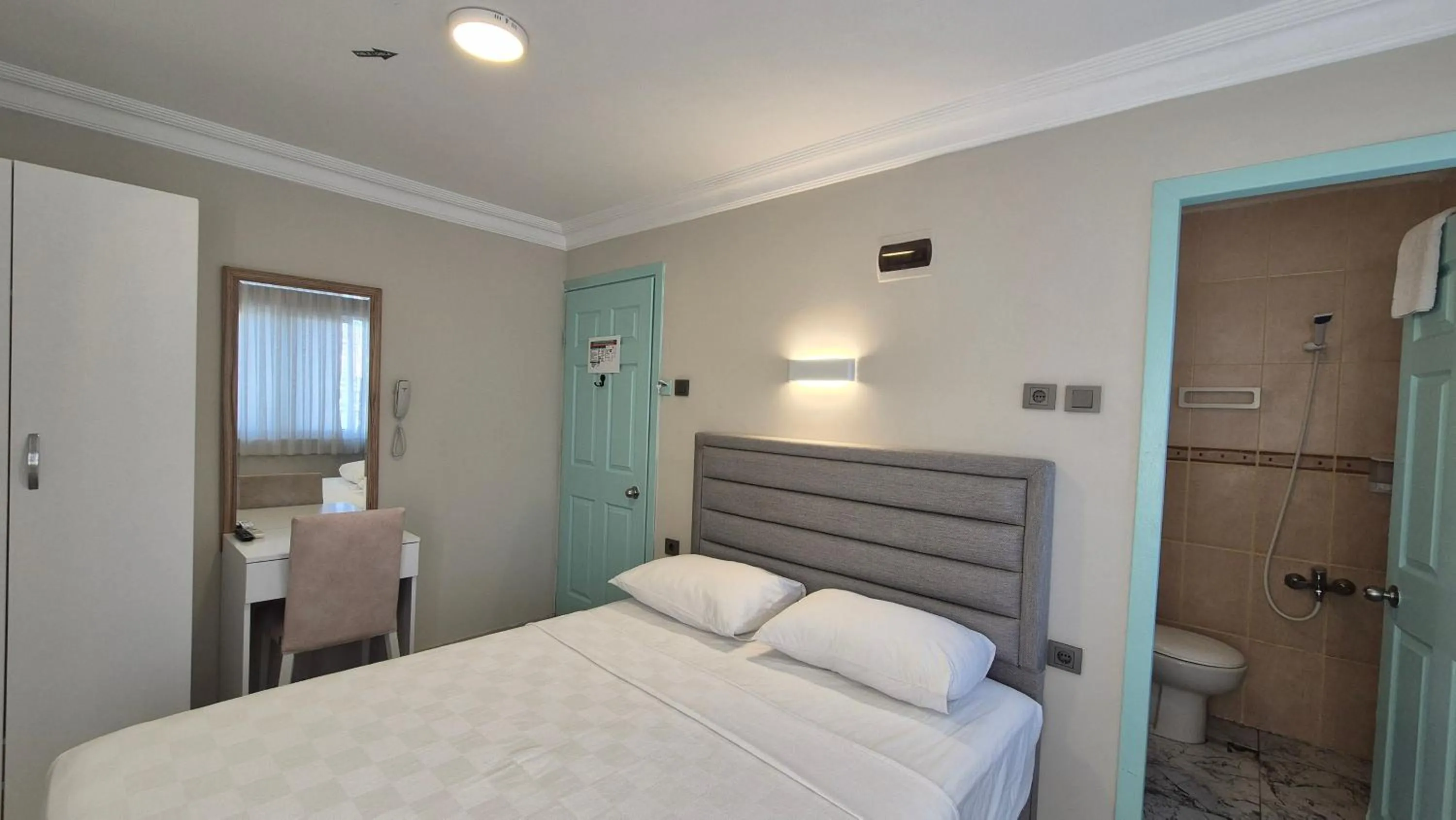 Photo of the whole room, Bed in Hikmethan Otel