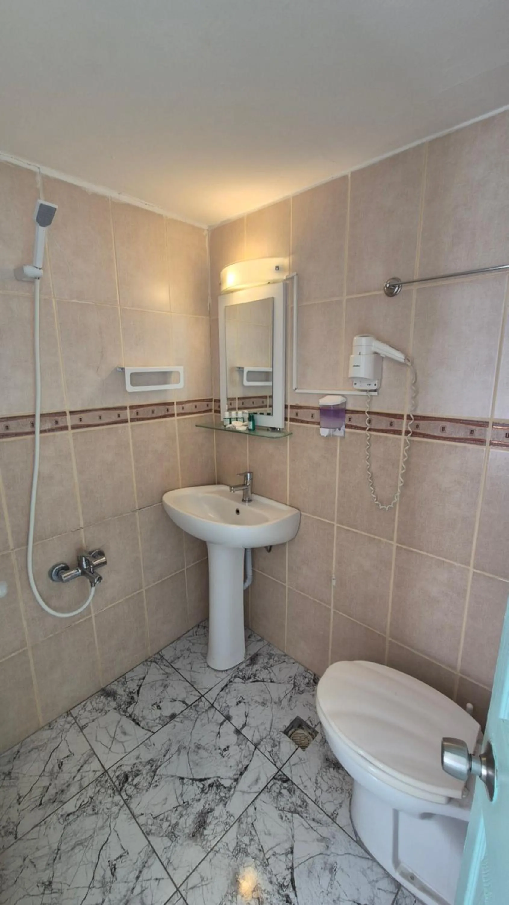 Shower in Hikmethan Otel