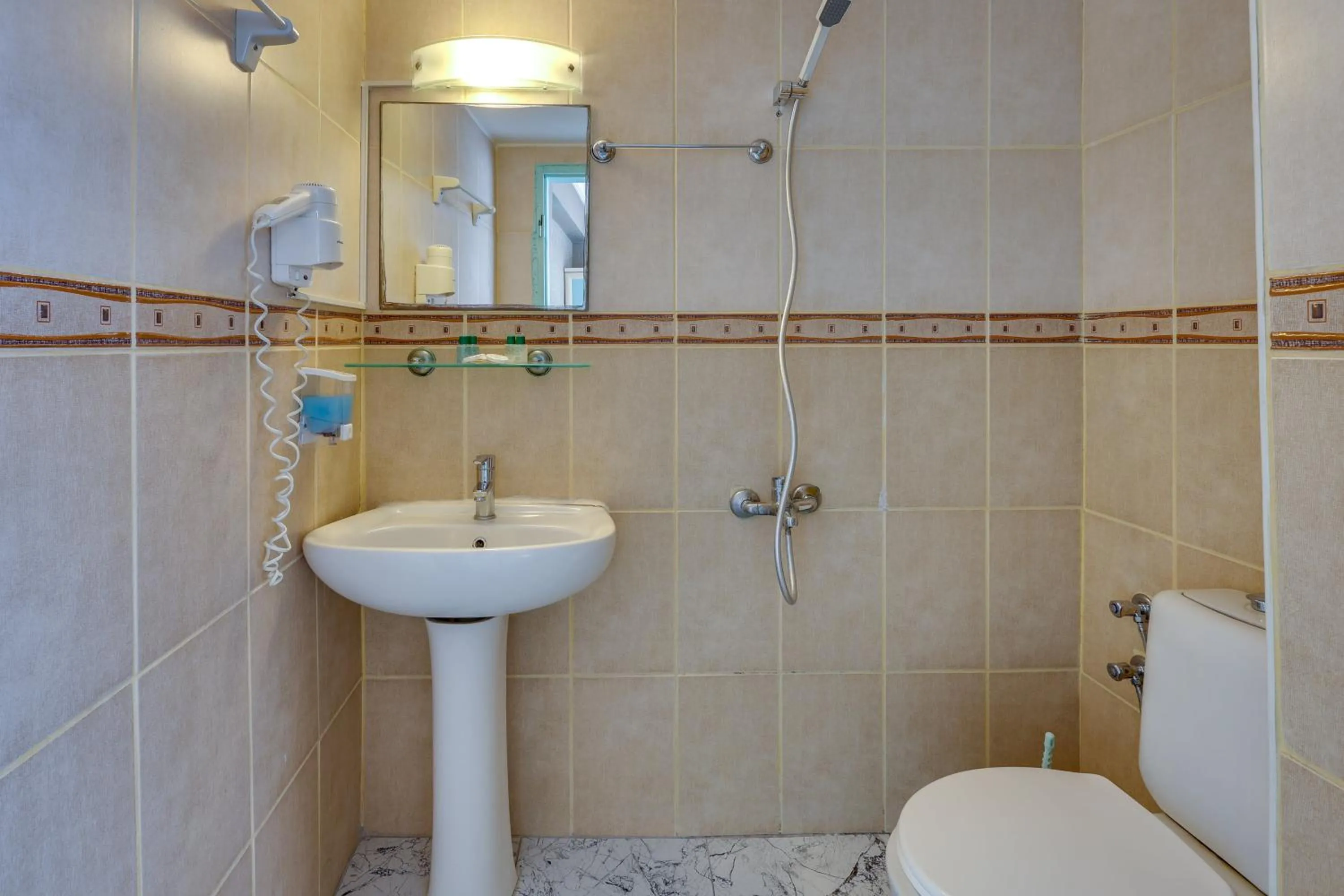 Toilet in Hikmethan Otel