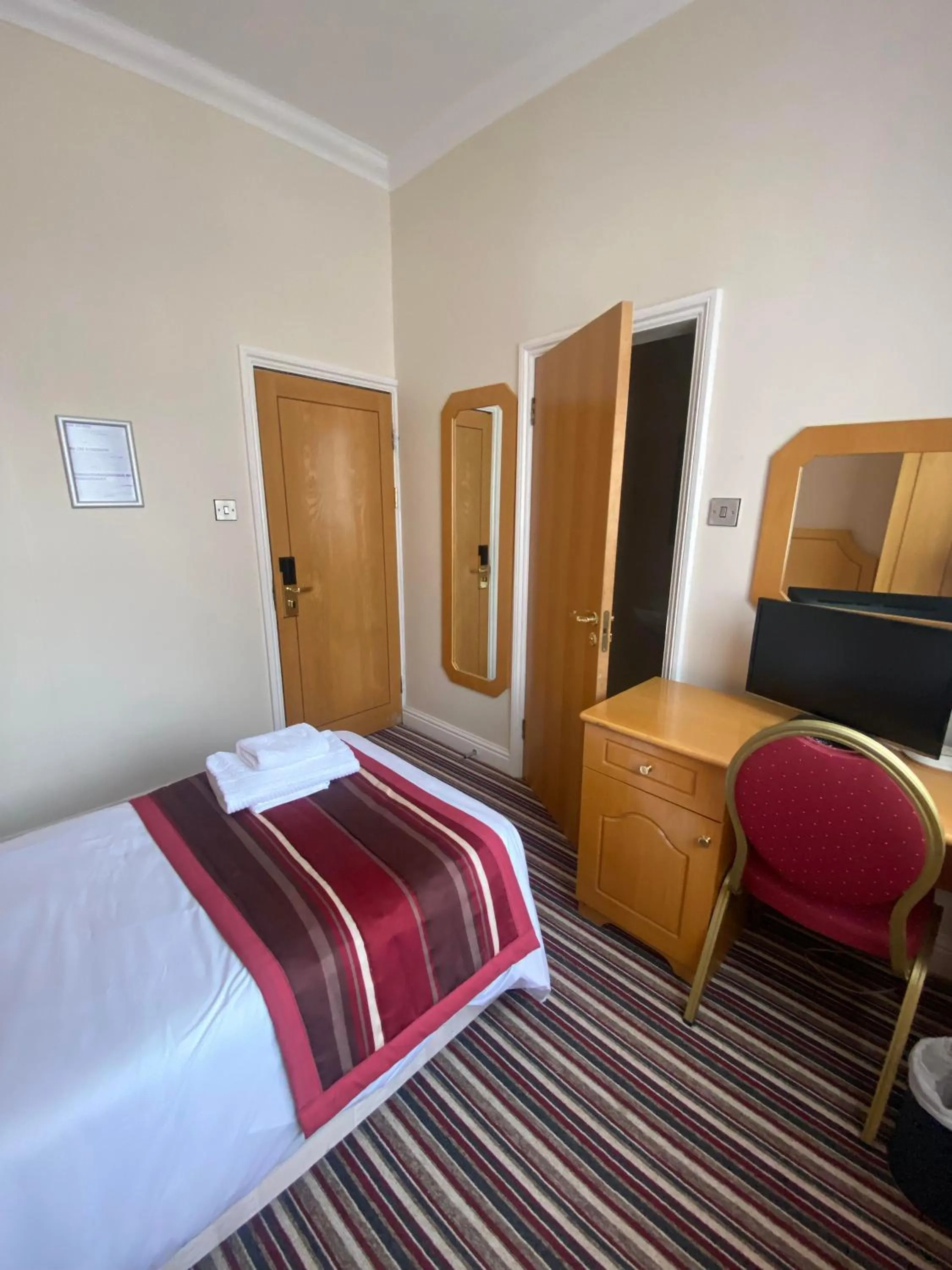 Bed in The Lawn Hotel