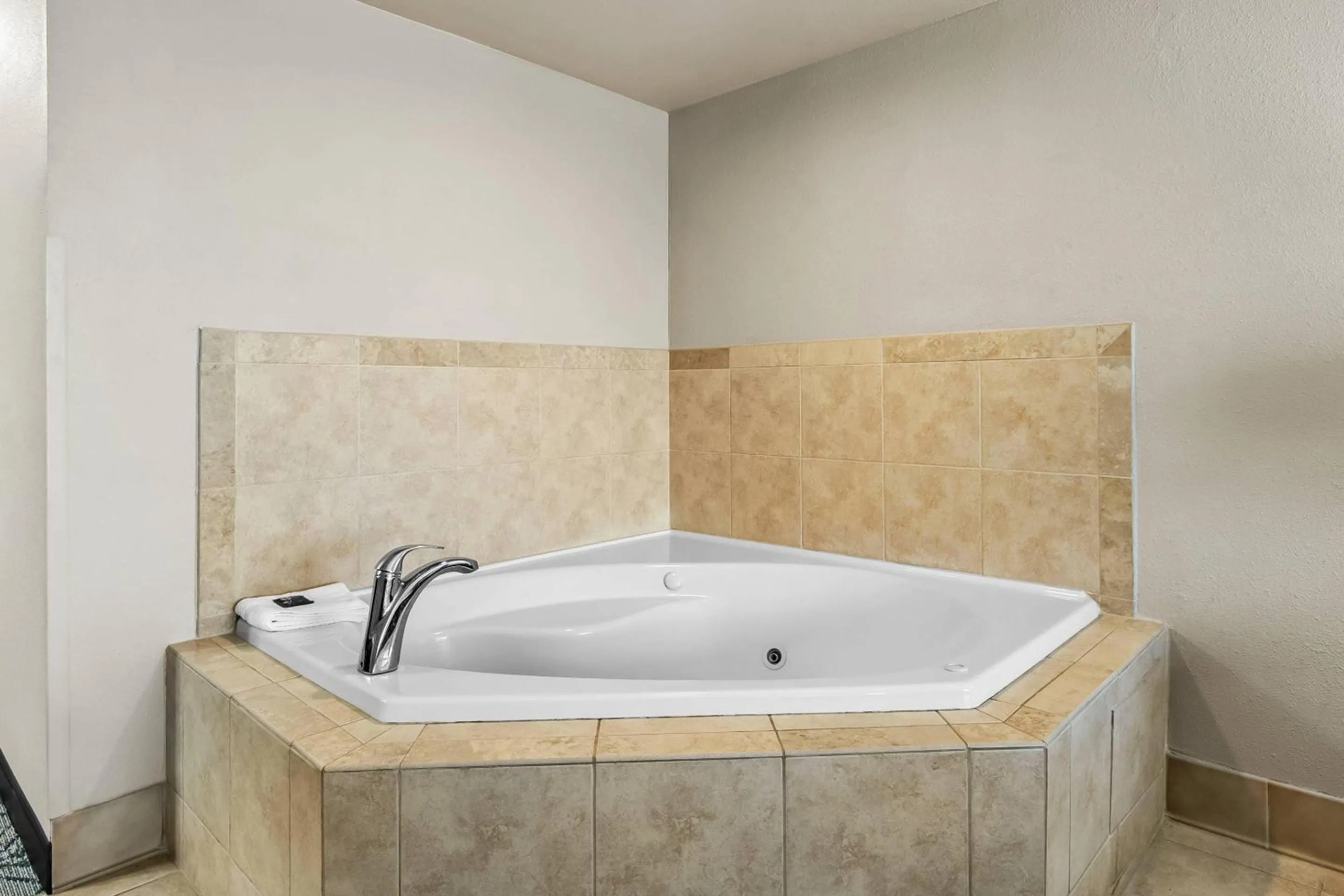 Bedroom in Country Inn & Suites By Radisson, Charleston North, SC